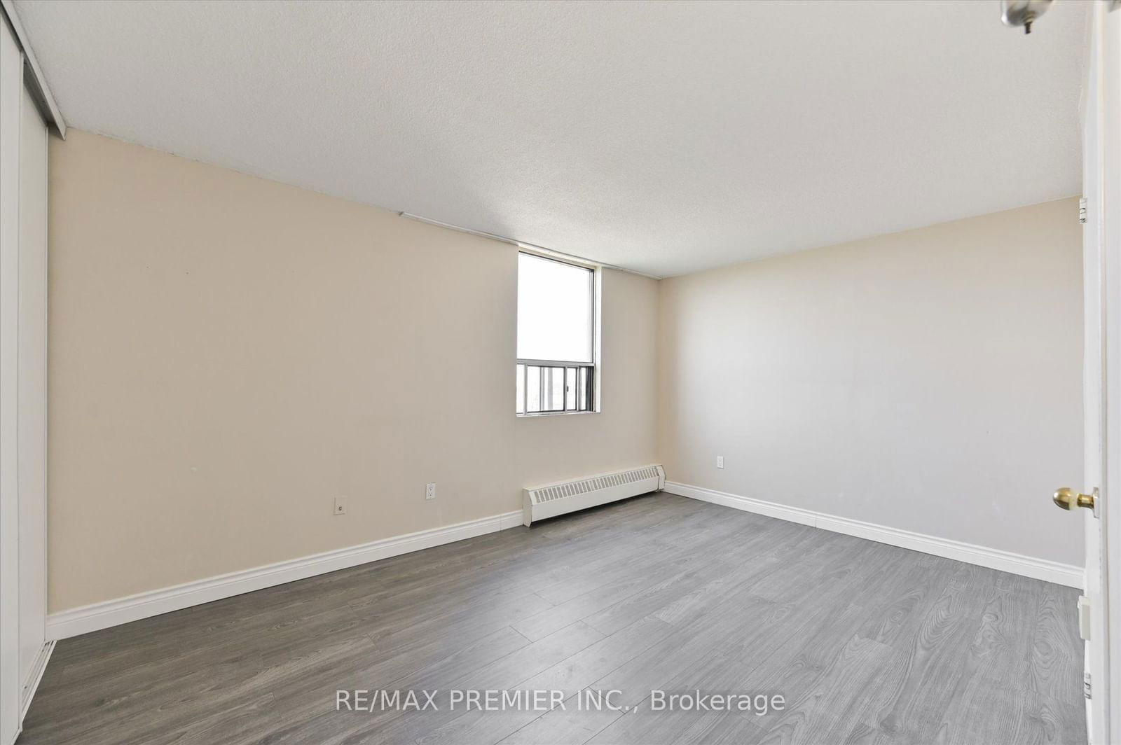 45 Sunrise Ave, unit 511 for rent - image #12