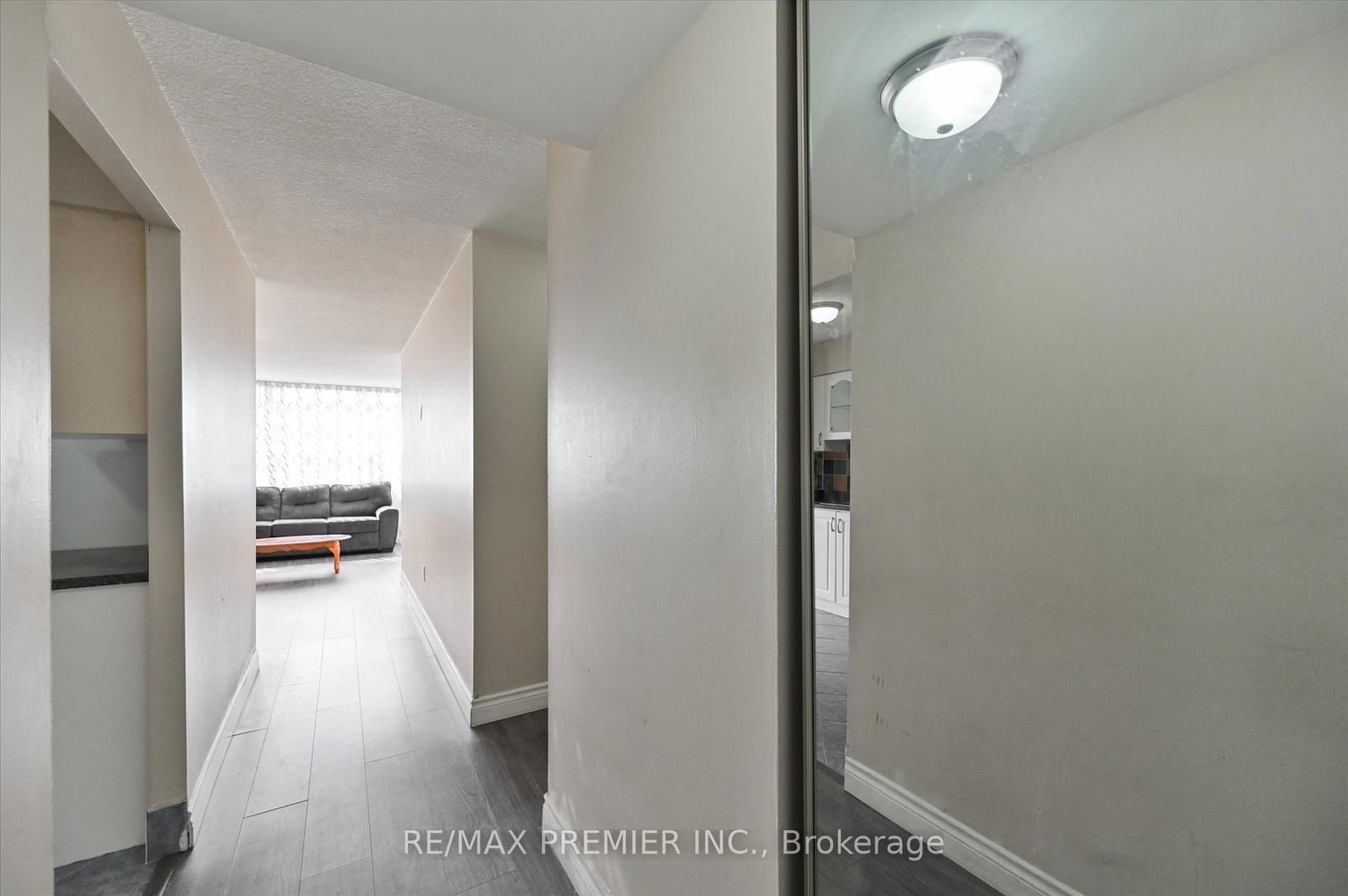 45 Sunrise Ave, unit 511 for rent - image #4