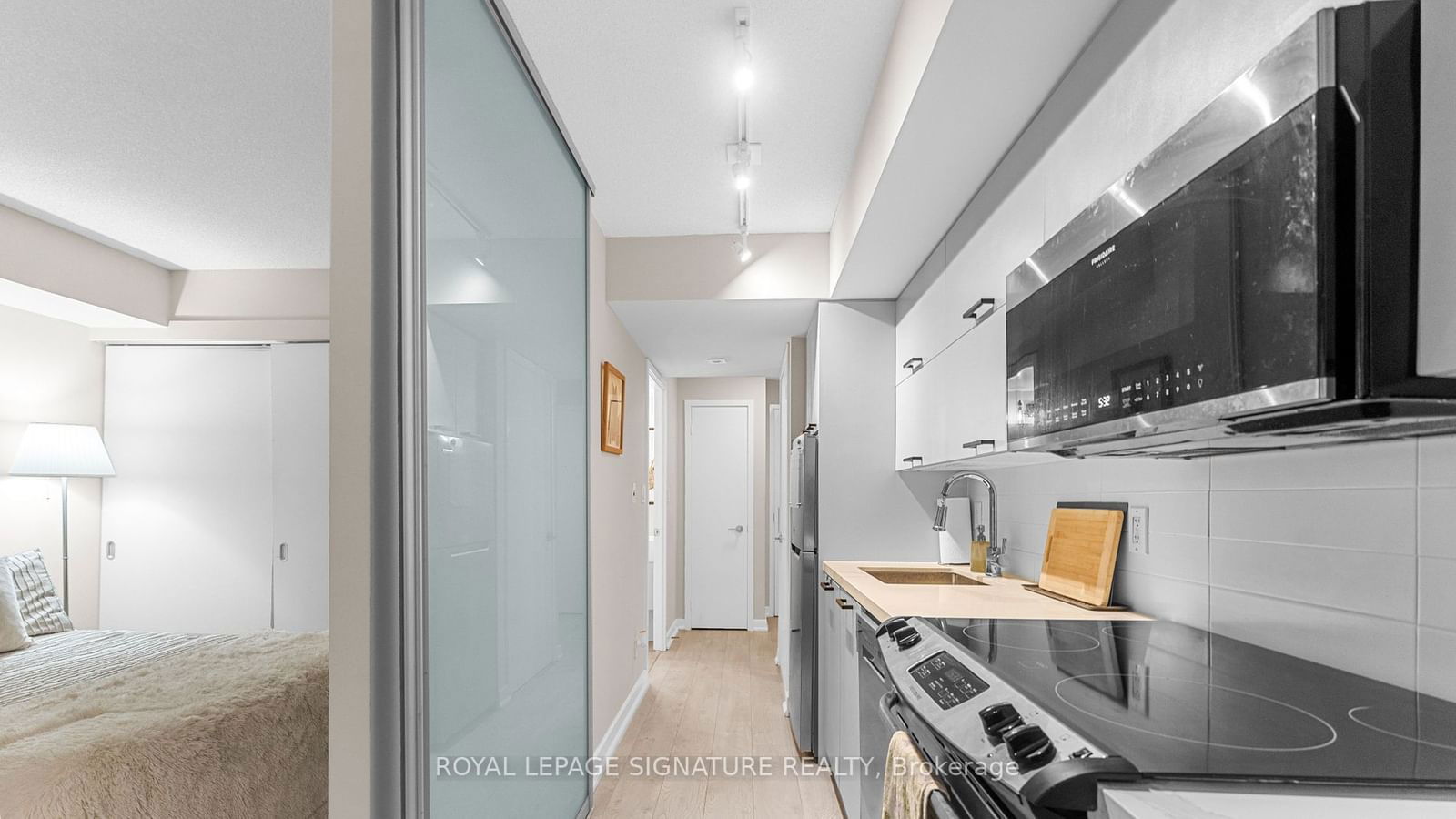 126 Simcoe St, unit 402 for sale - image #5