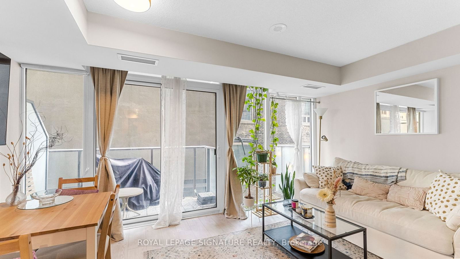 126 Simcoe St, unit 402 for sale