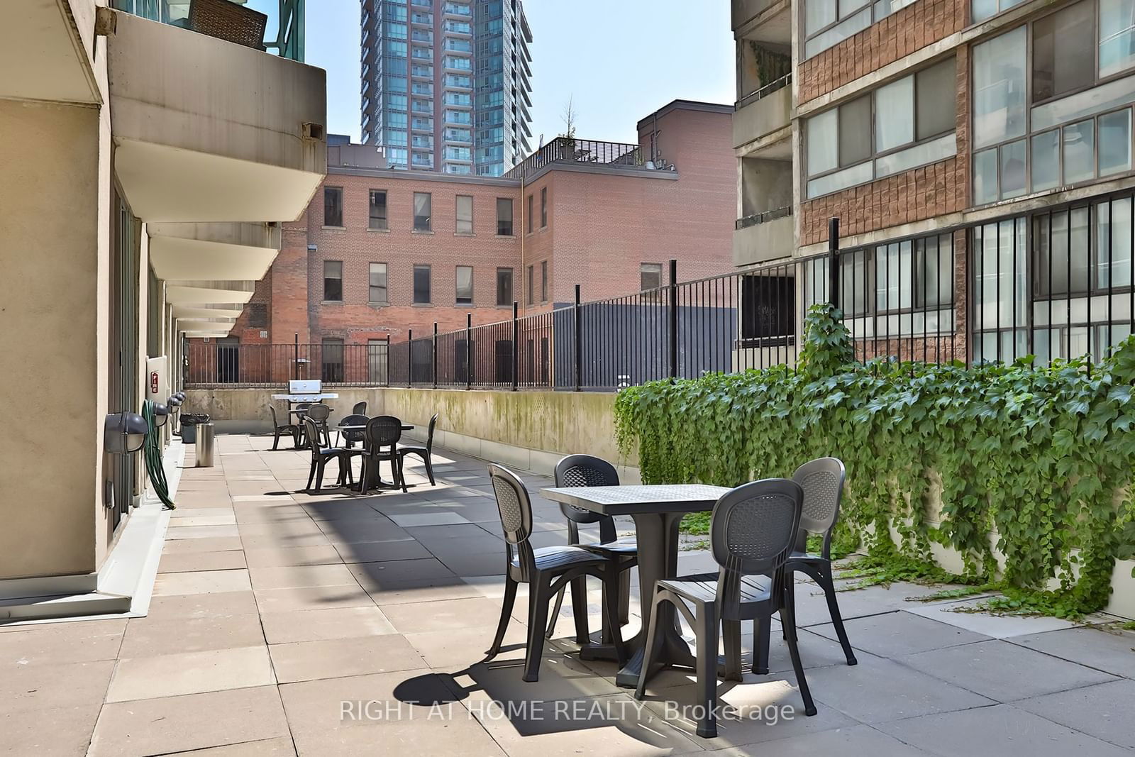 77 Lombard St, unit 303 for sale - image #31