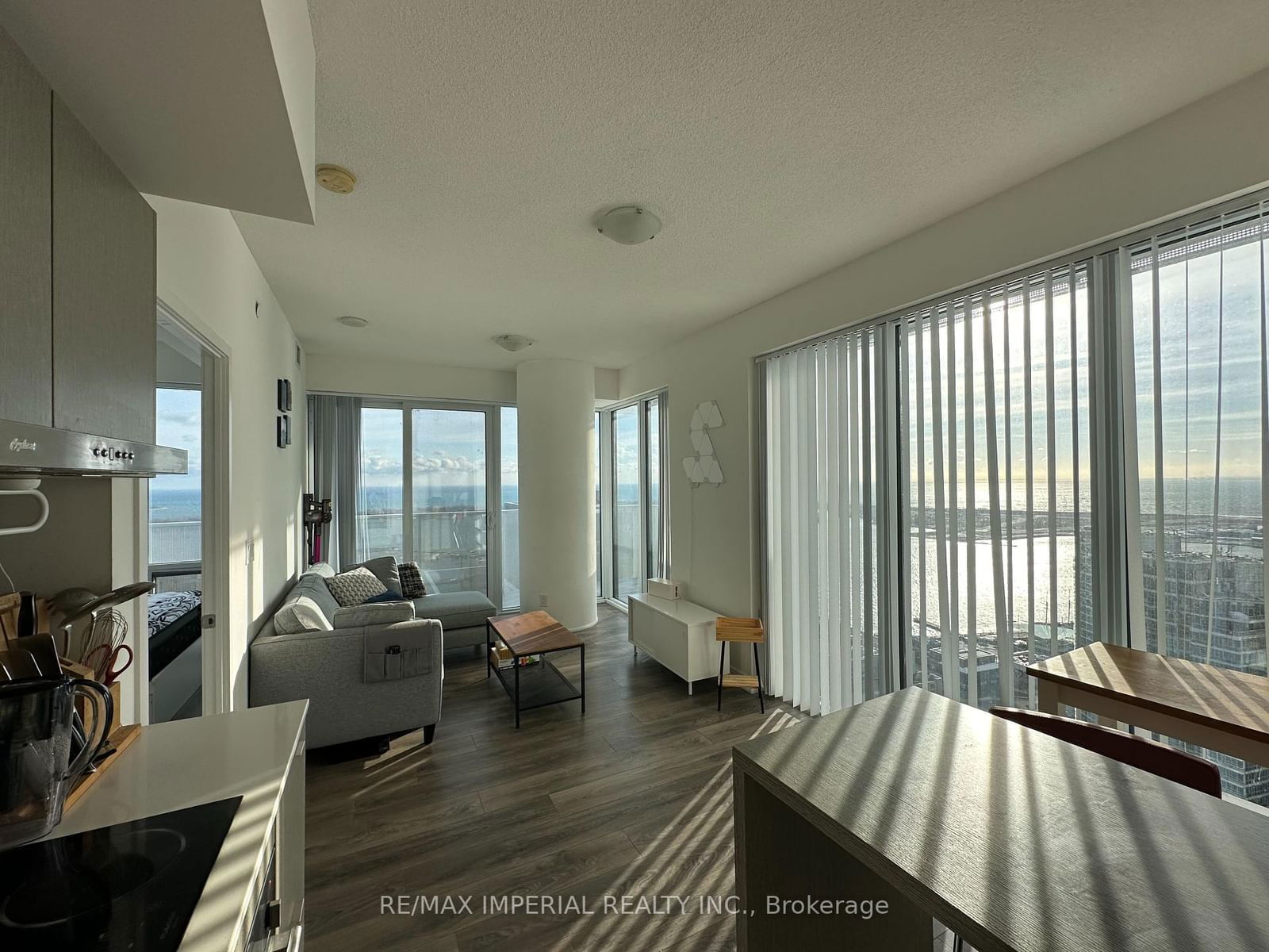 88 Harbour St, unit 4710 for rent - image #2