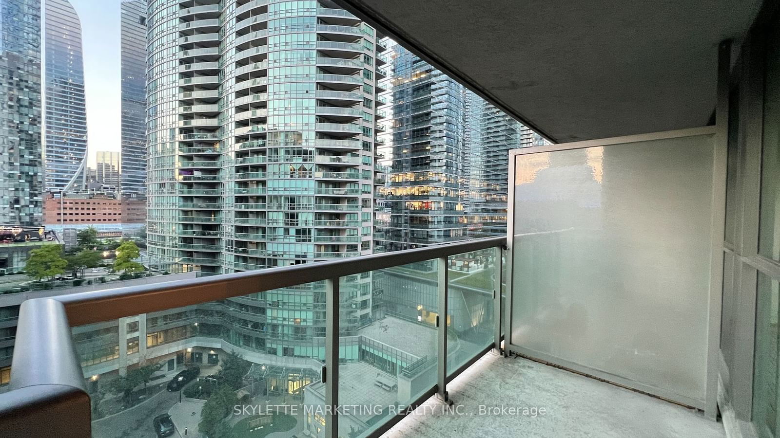 25 Lower Simcoe St, unit 1221 for rent