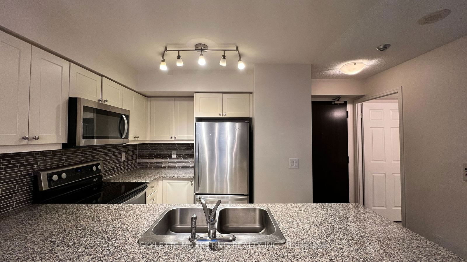 25 Lower Simcoe St, unit 1221 for rent - image #5