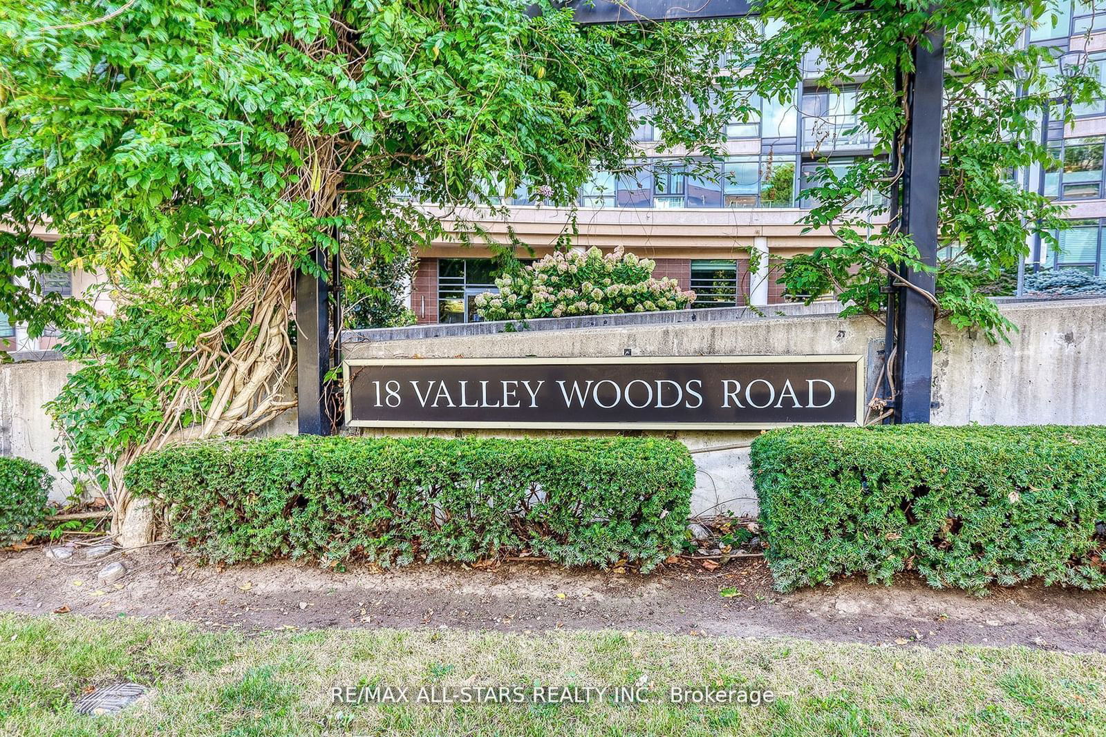 18 Valley Woods Rd S, unit GPH1 for rent - image #1