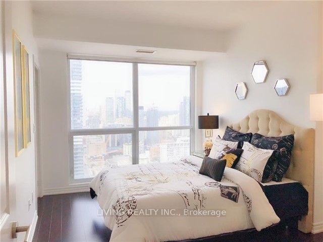 386 Yonge St, unit 3702 for sale