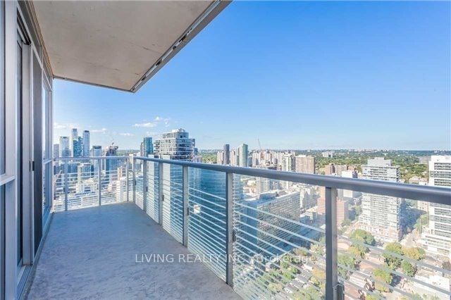 386 Yonge St, unit 3702 for sale