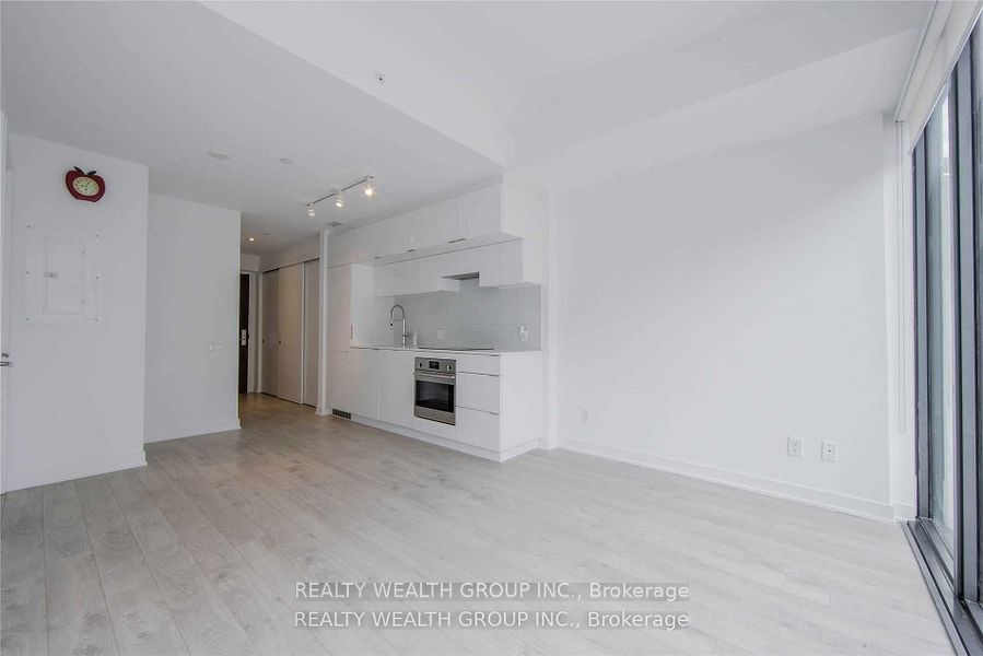 185 roehampton Ave, unit 607 for rent - image #2