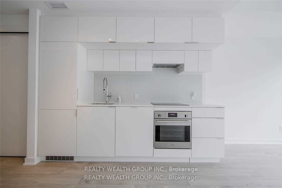 185 roehampton Ave, unit 607 for rent - image #7