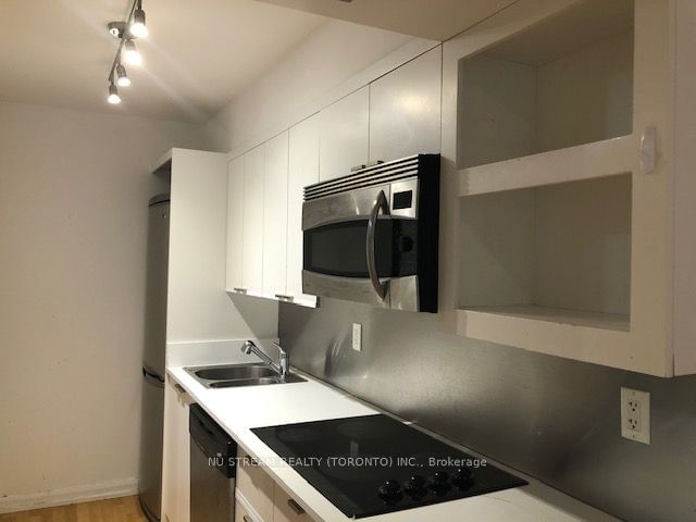 111 Elizabeth St, unit 318 for rent