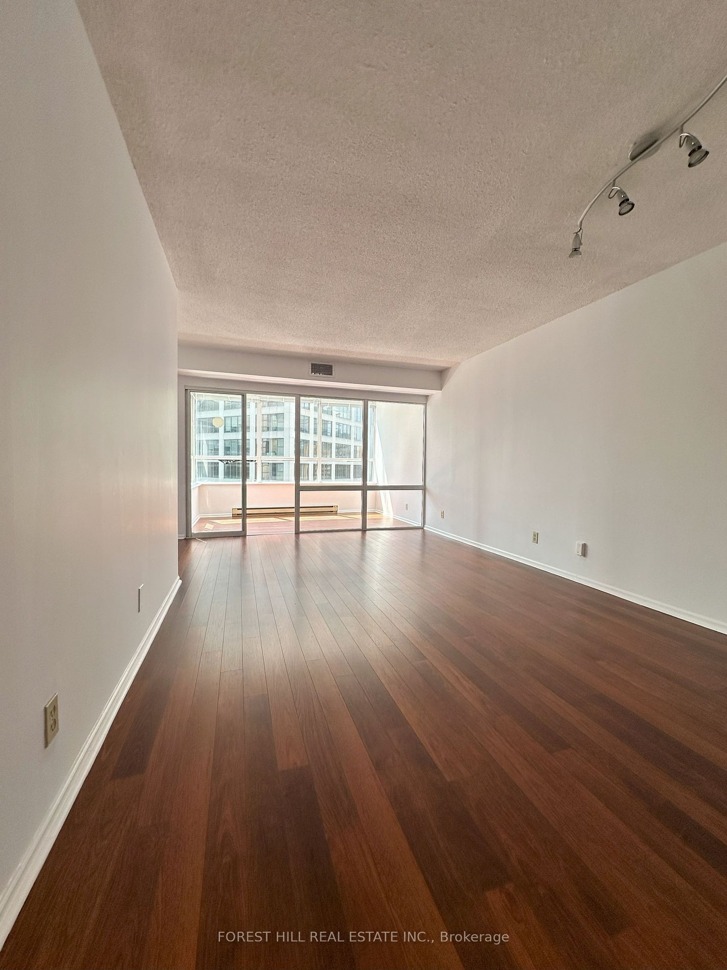 711 Bay St, unit 1914 for rent - image #2