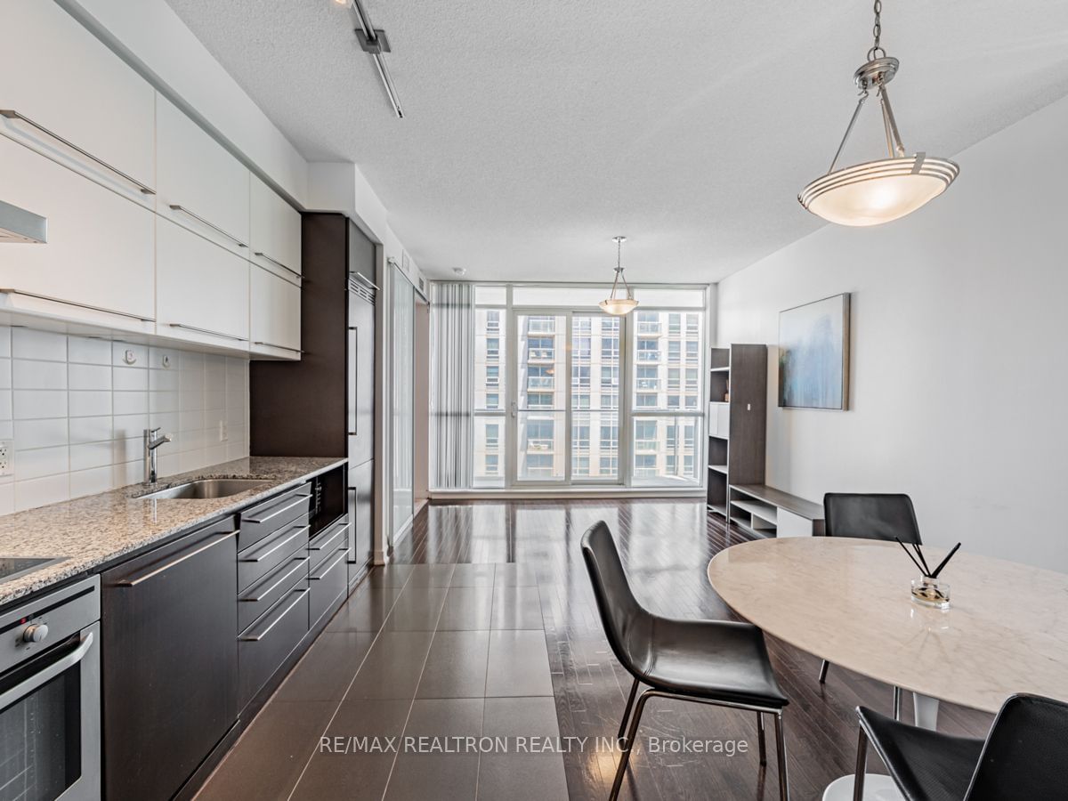 770 Bay St, unit 1606 for rent