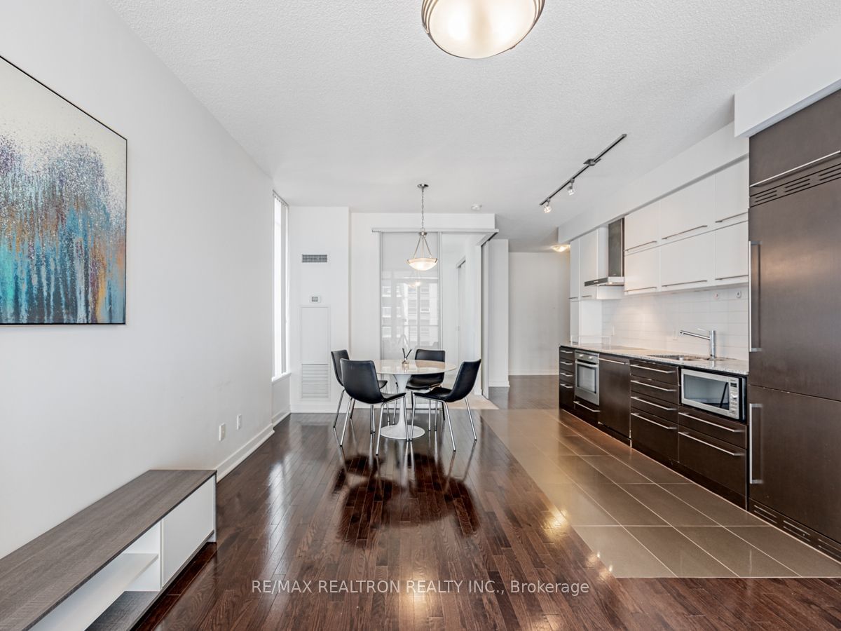 770 Bay St, unit 1606 for rent