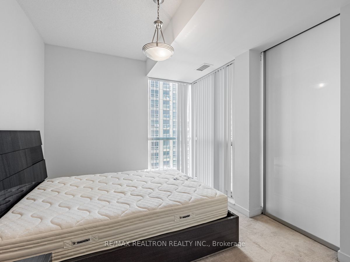 770 Bay St, unit 1606 for rent