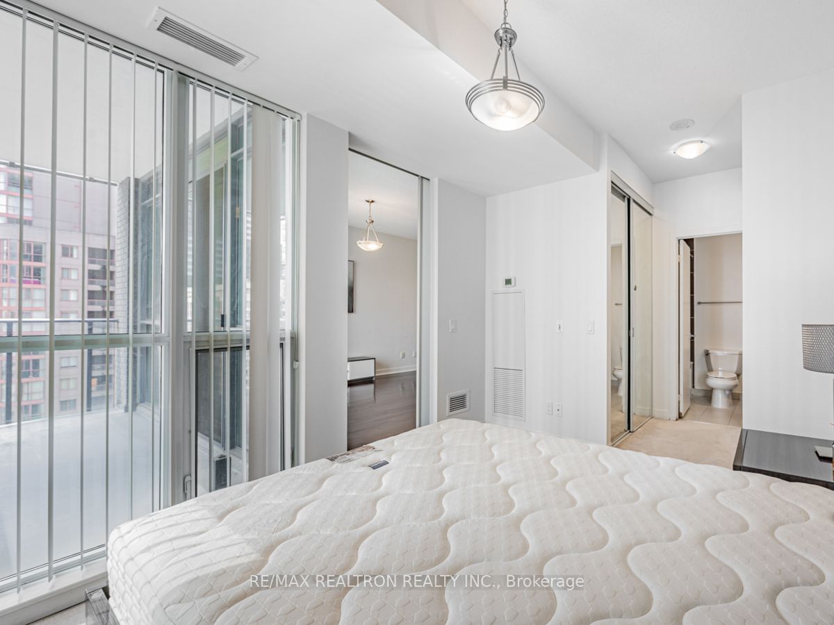 770 Bay St, unit 1606 for rent