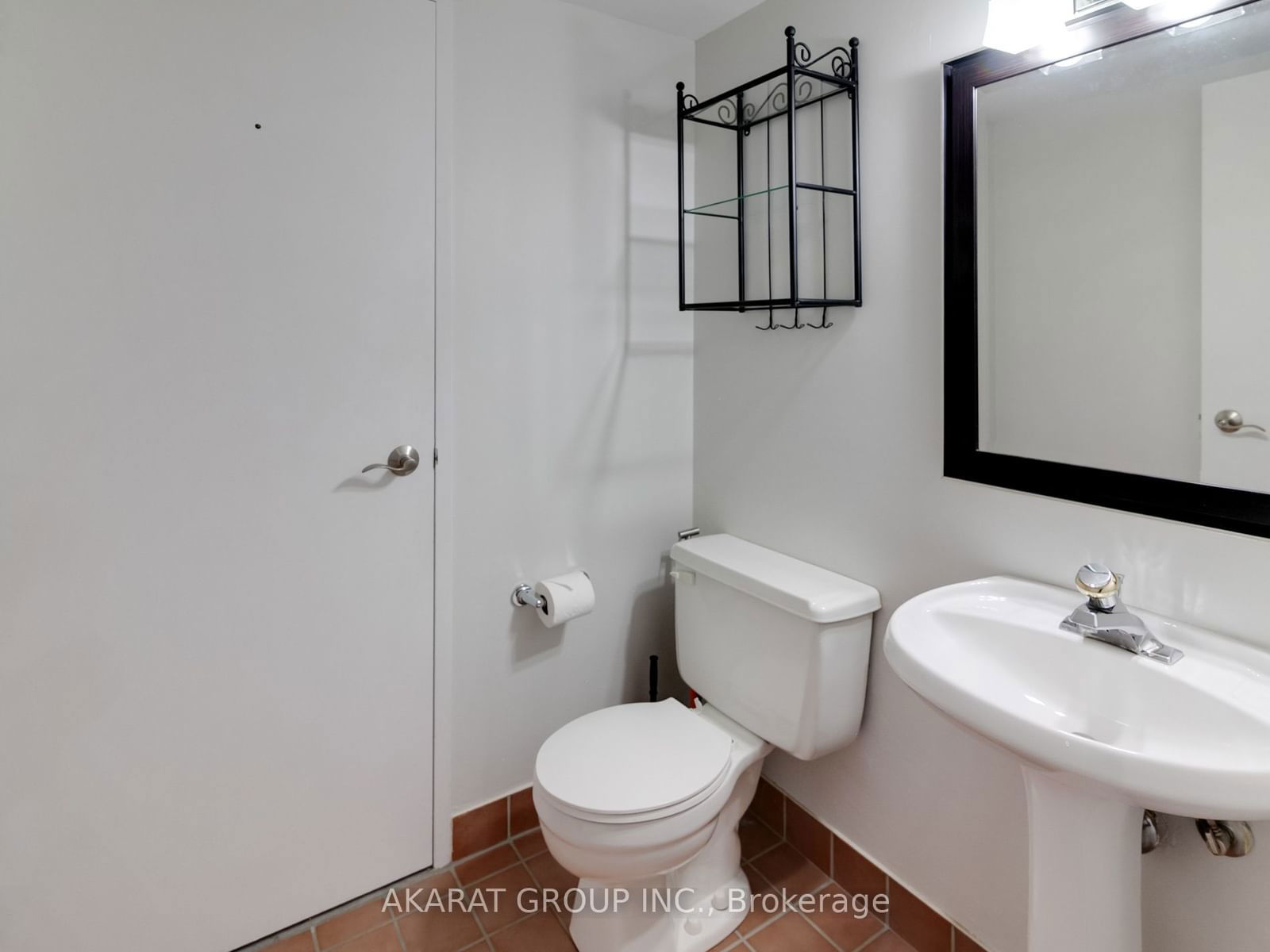 633 Bay St, unit Ph05 for rent