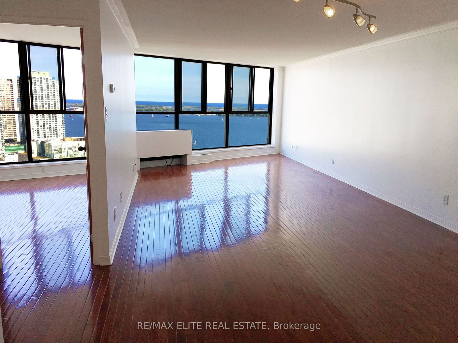 260 Queens Quay W, unit 3107 for rent - image #2