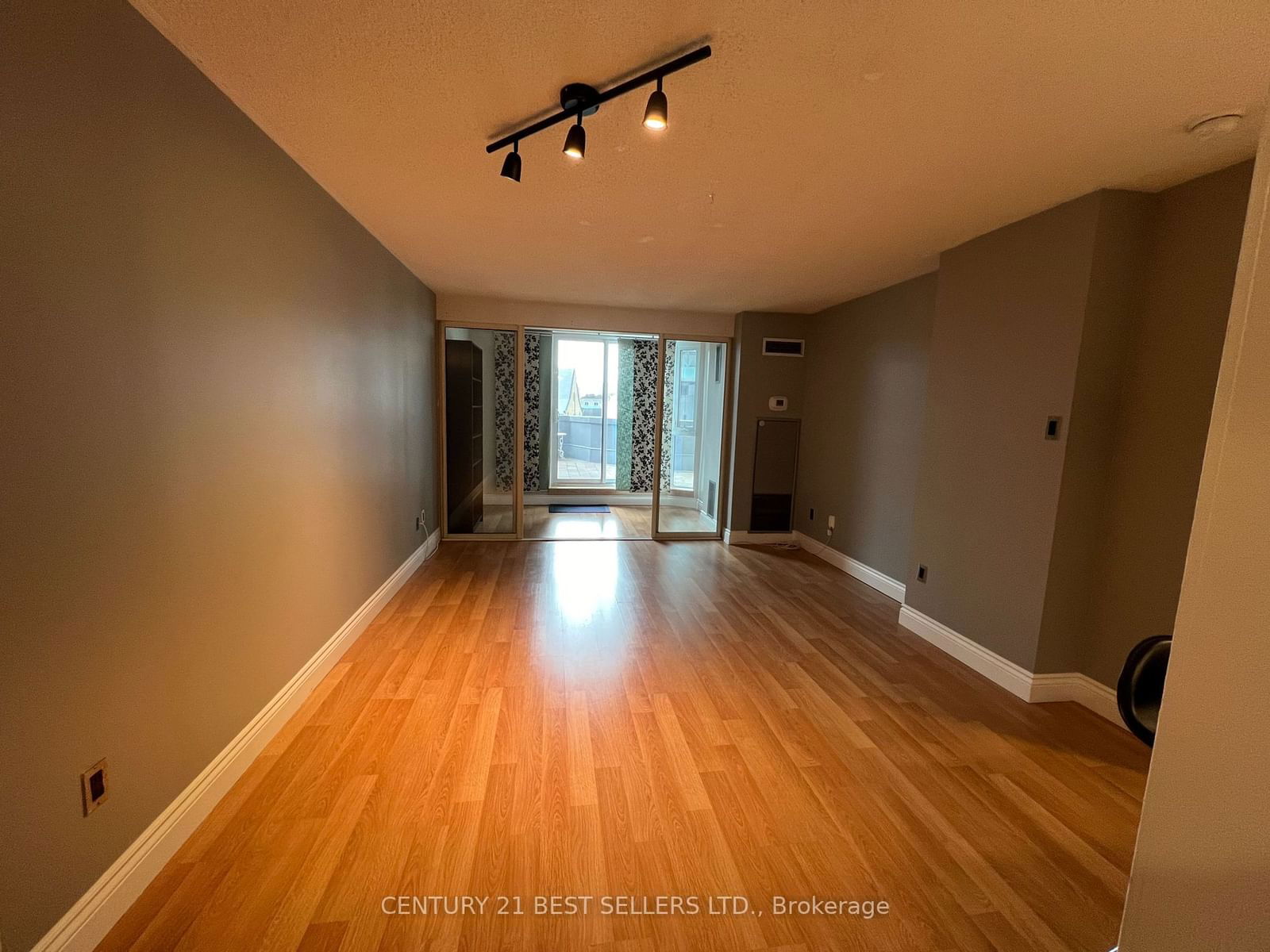 1055 Bay St, unit 412 for rent - image #7