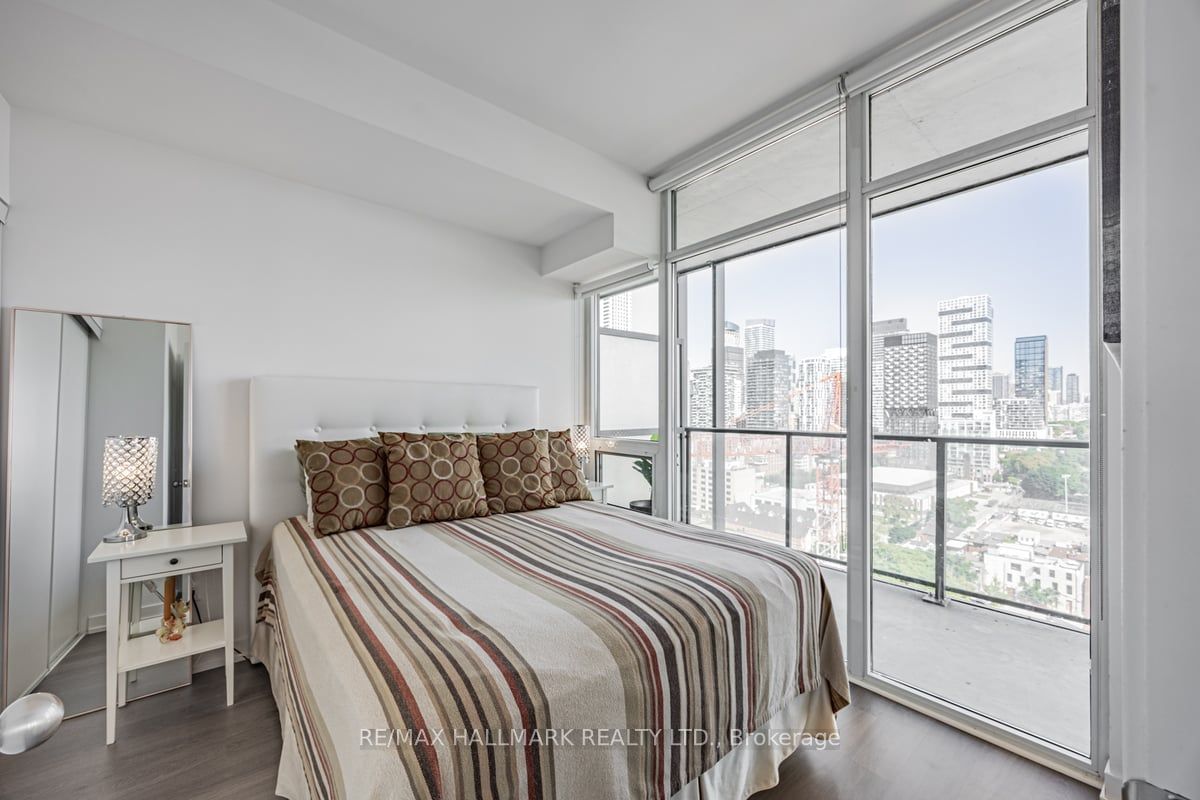 105 George St, unit 1704 for sale - image #8