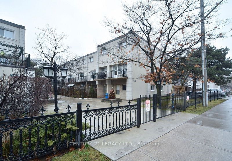 5877 Bathurst St, unit 204B for sale