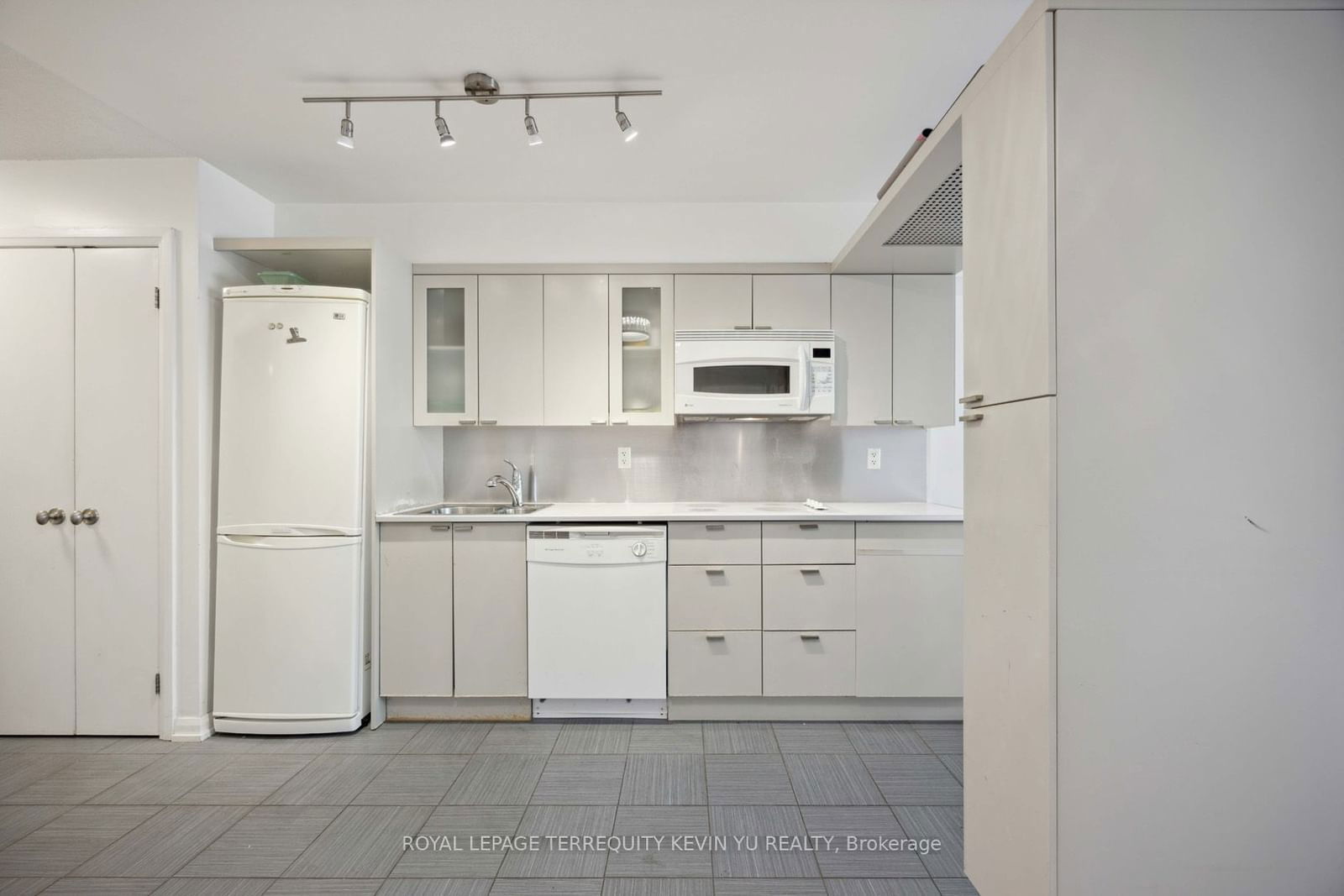 111 Elizabeth St, unit 729 for sale