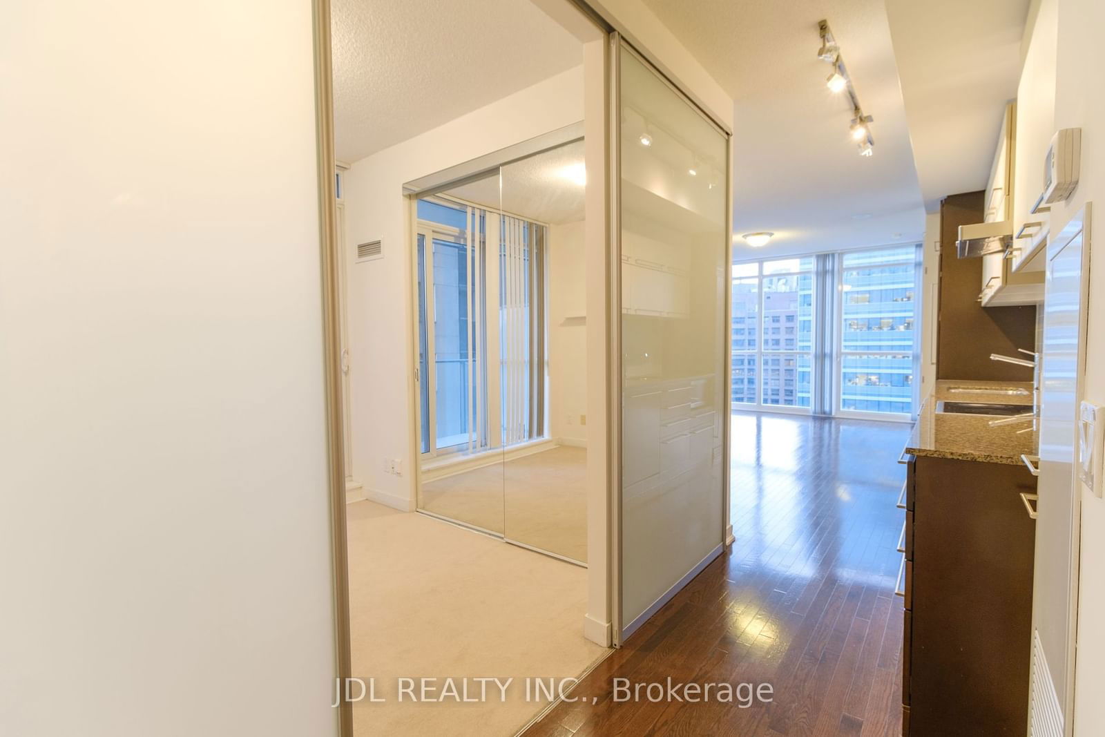 770 Bay St, unit 1410 for rent - image #11