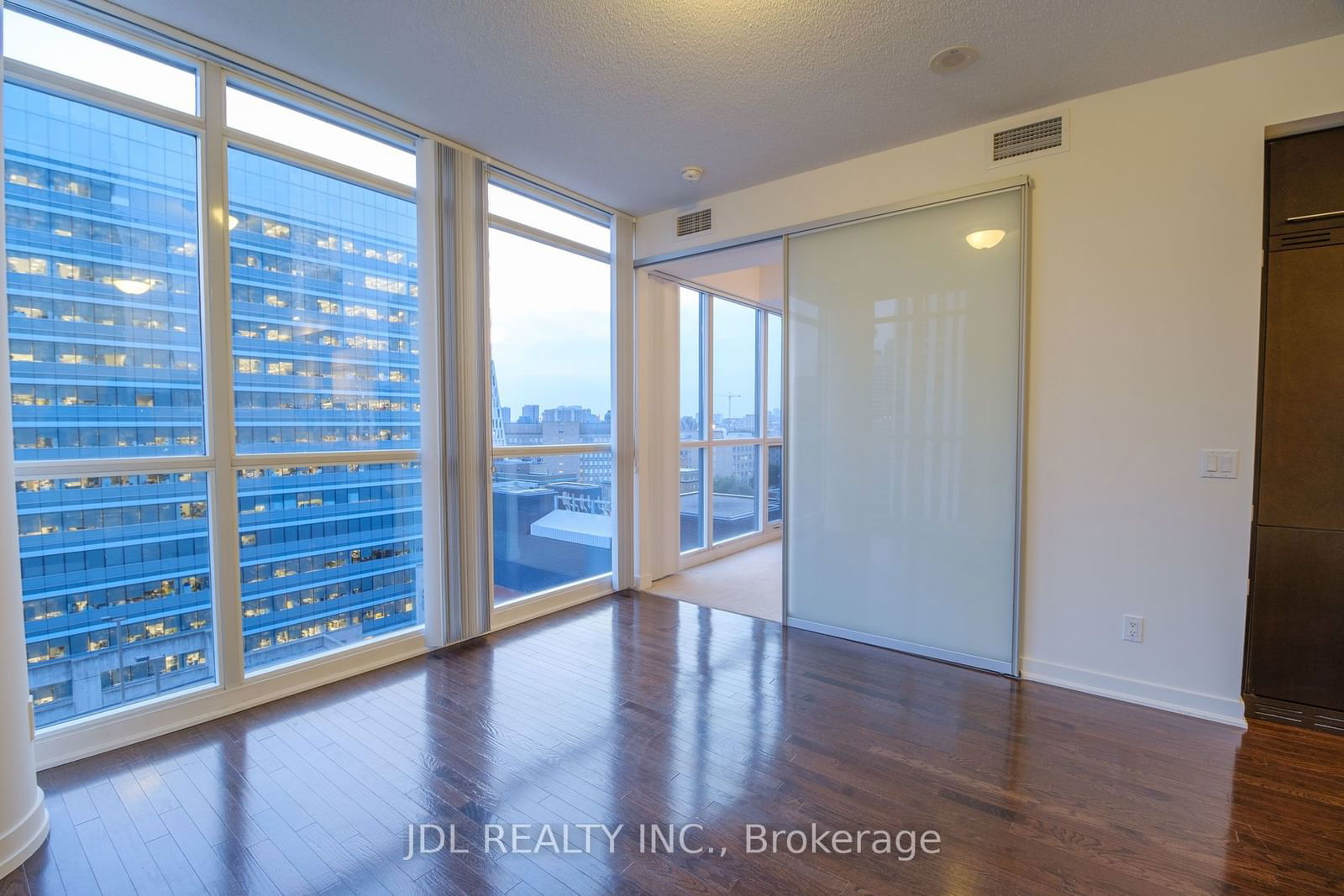 770 Bay St, unit 1410 for rent - image #9