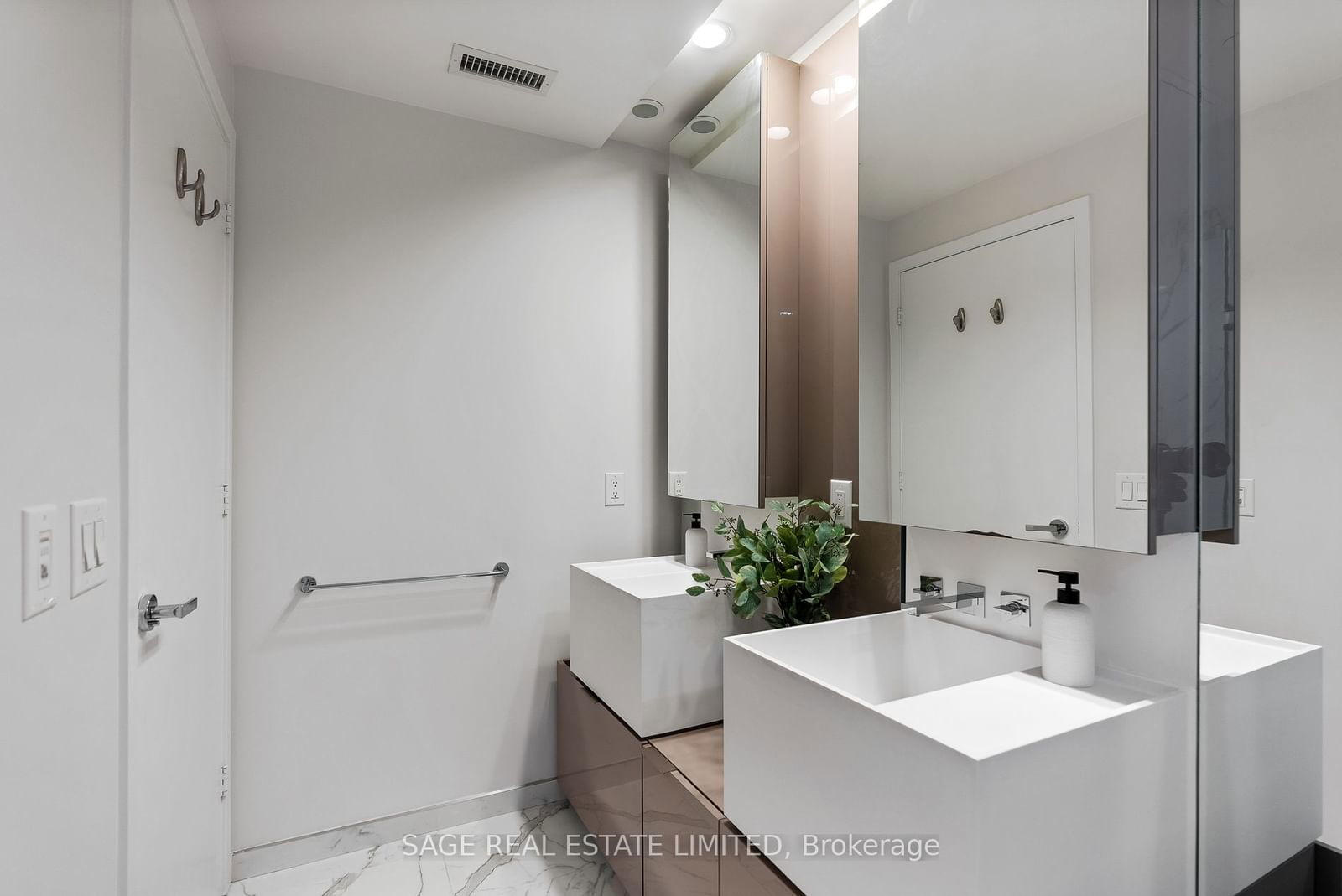 1 Bloor St E, unit 510 for rent