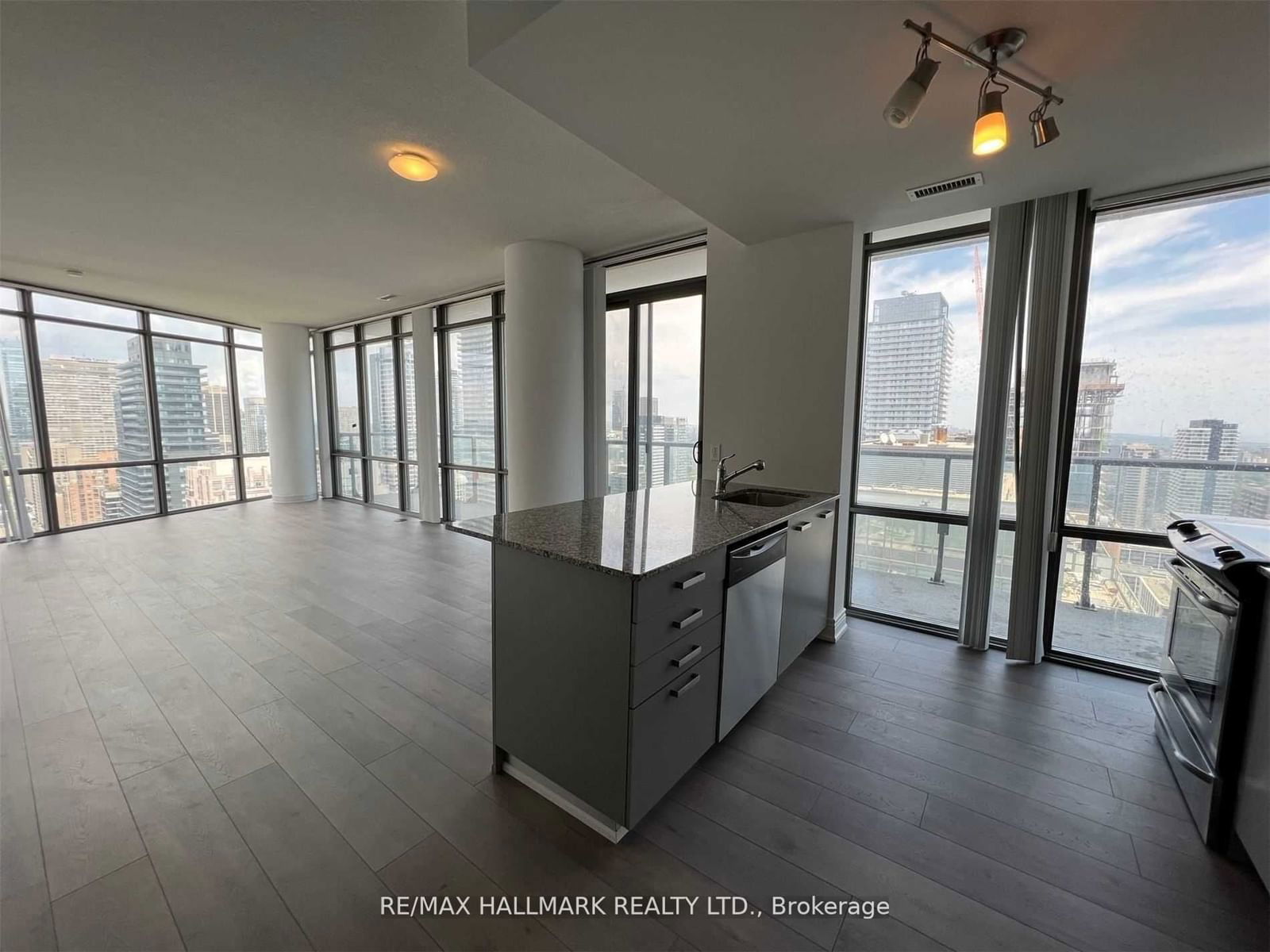 832 Bay St, unit 3705 for rent