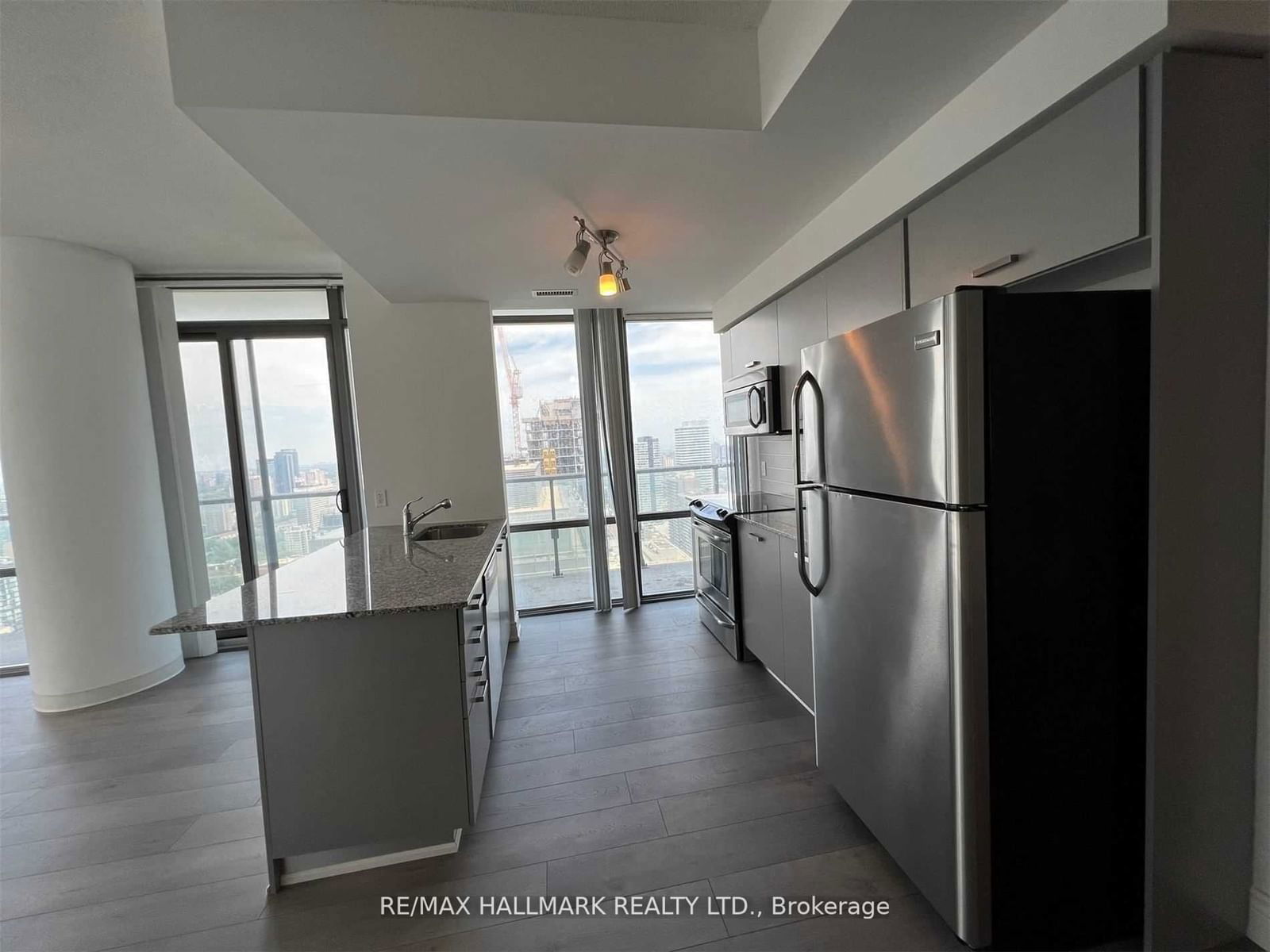 832 Bay St, unit 3705 for rent - image #4