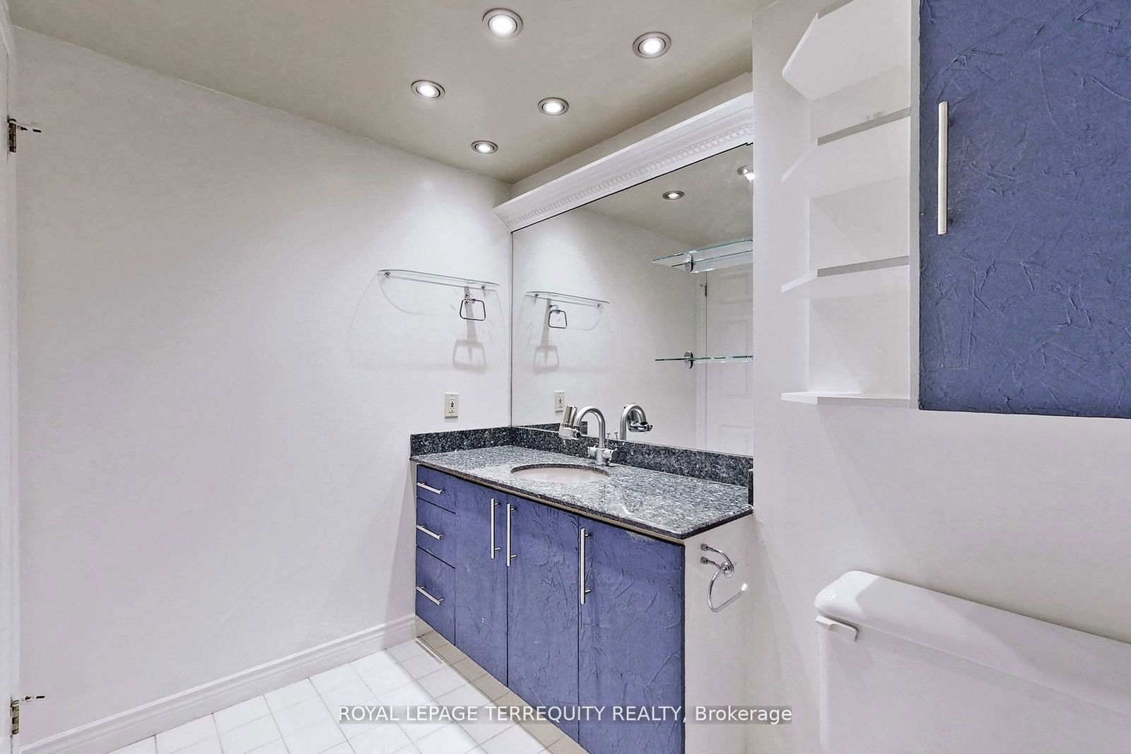 18 Concorde Pl, unit 312 for rent - image #22