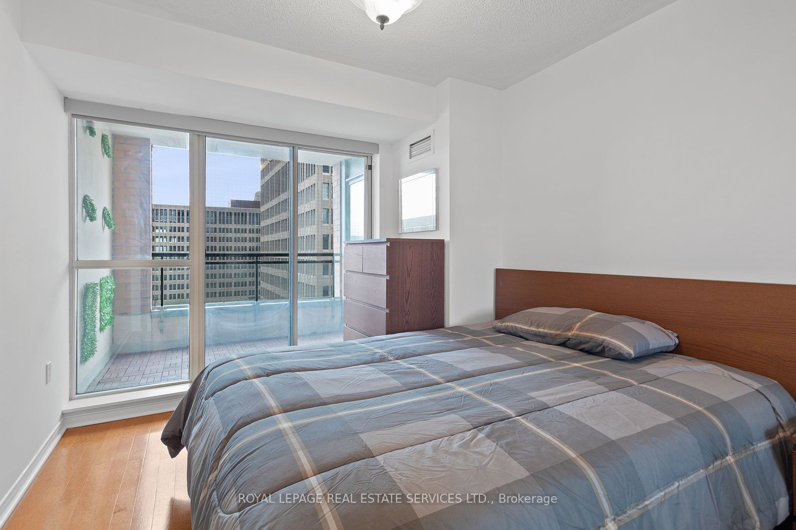 889 Bay St, unit 1110 for rent - image #13