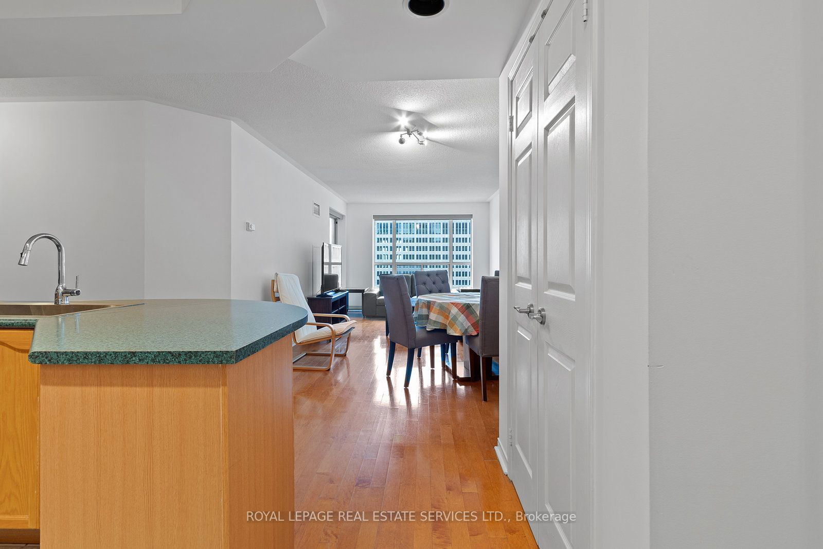 889 Bay St, unit 1110 for rent - image #2