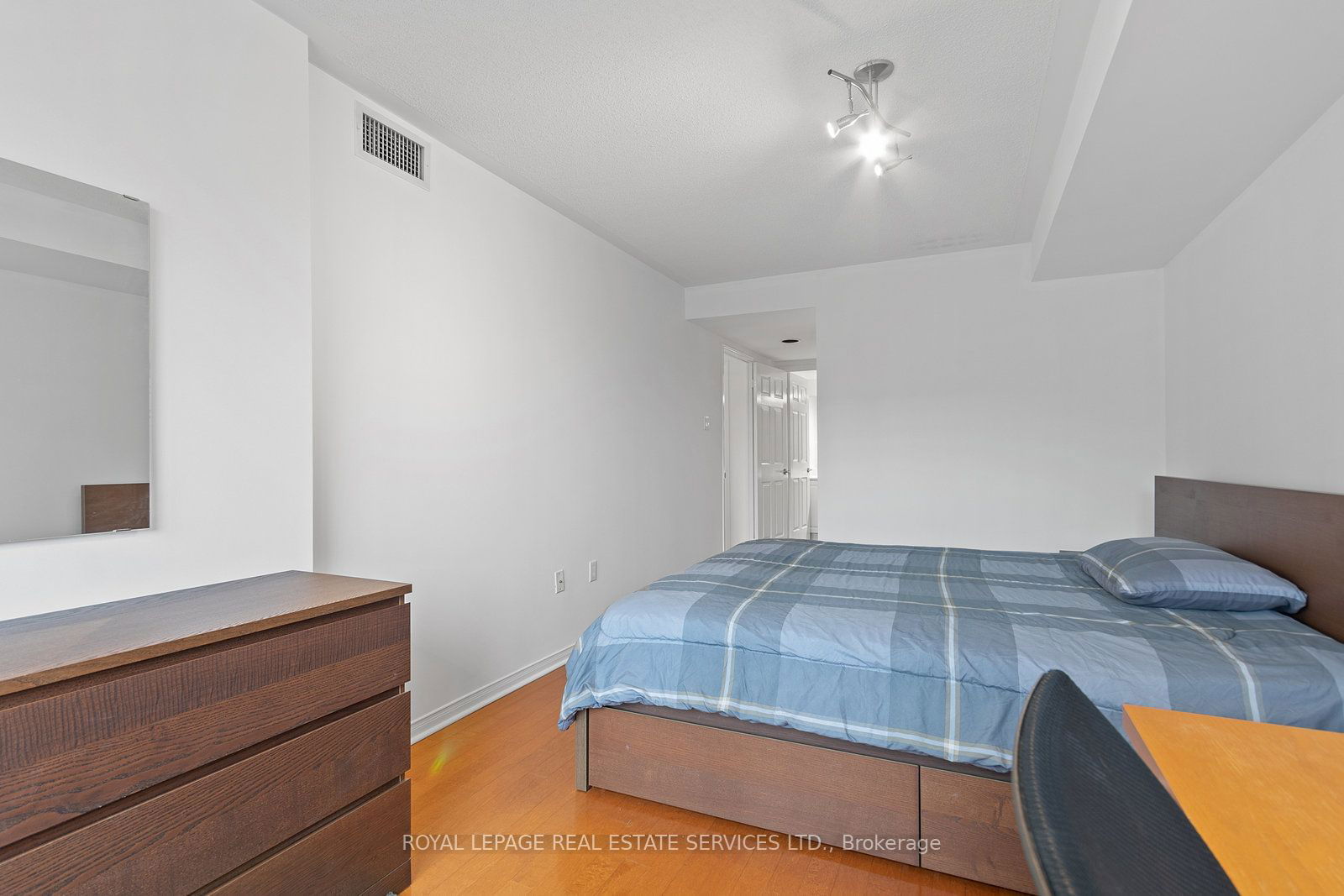 889 Bay St, unit 1110 for rent - image #20