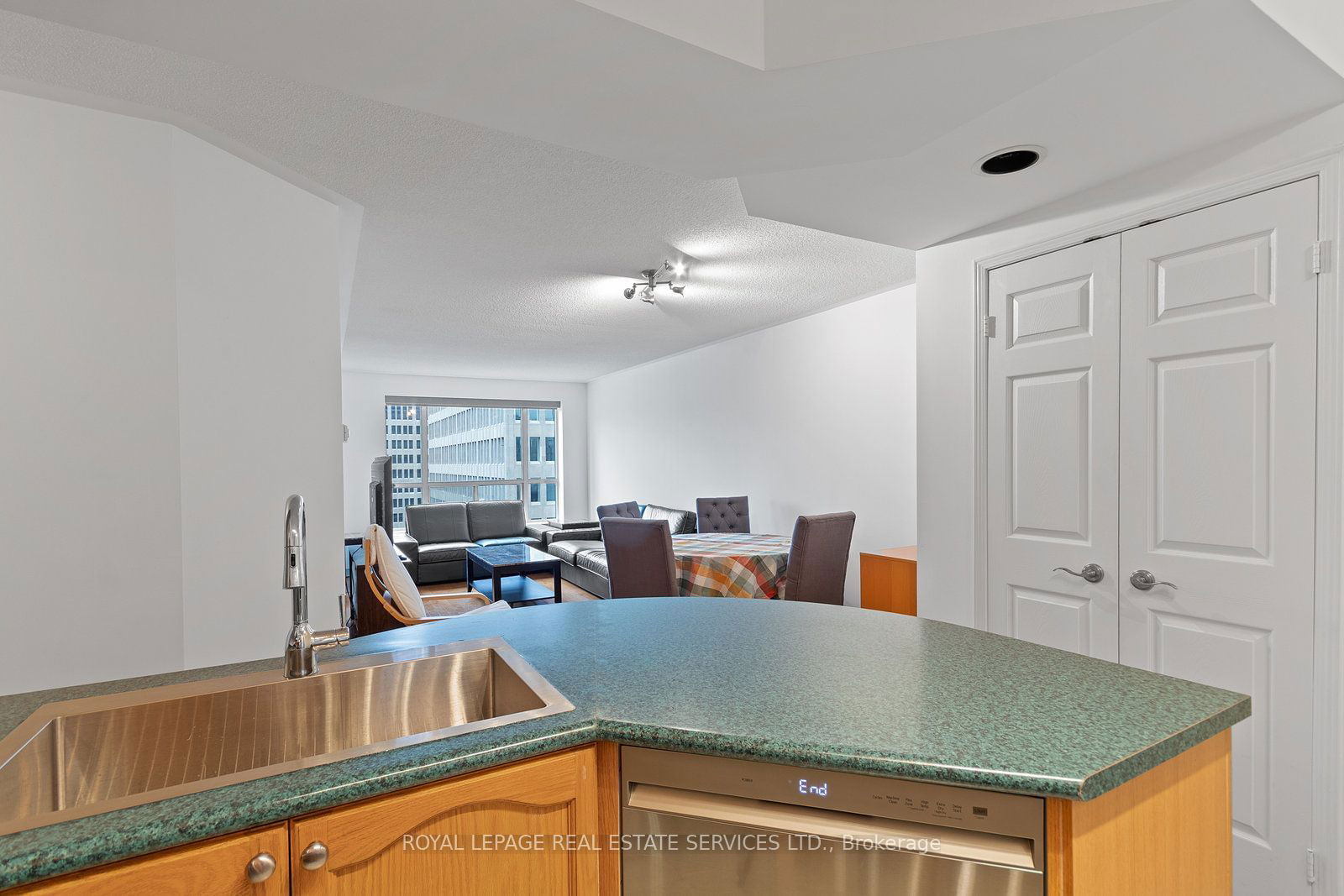 889 Bay St, unit 1110 for rent - image #6