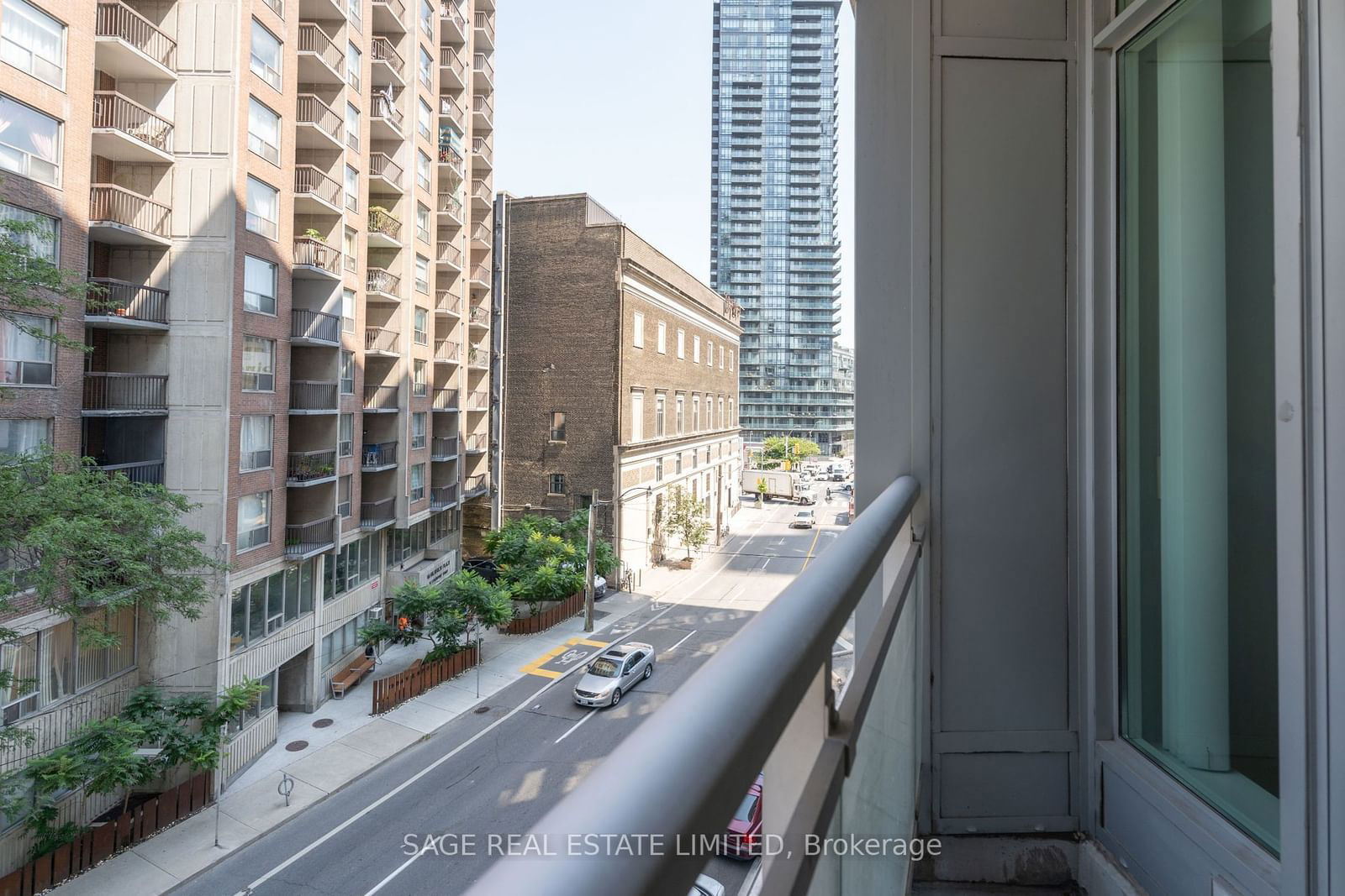 8 Scollard St, unit 411 for rent