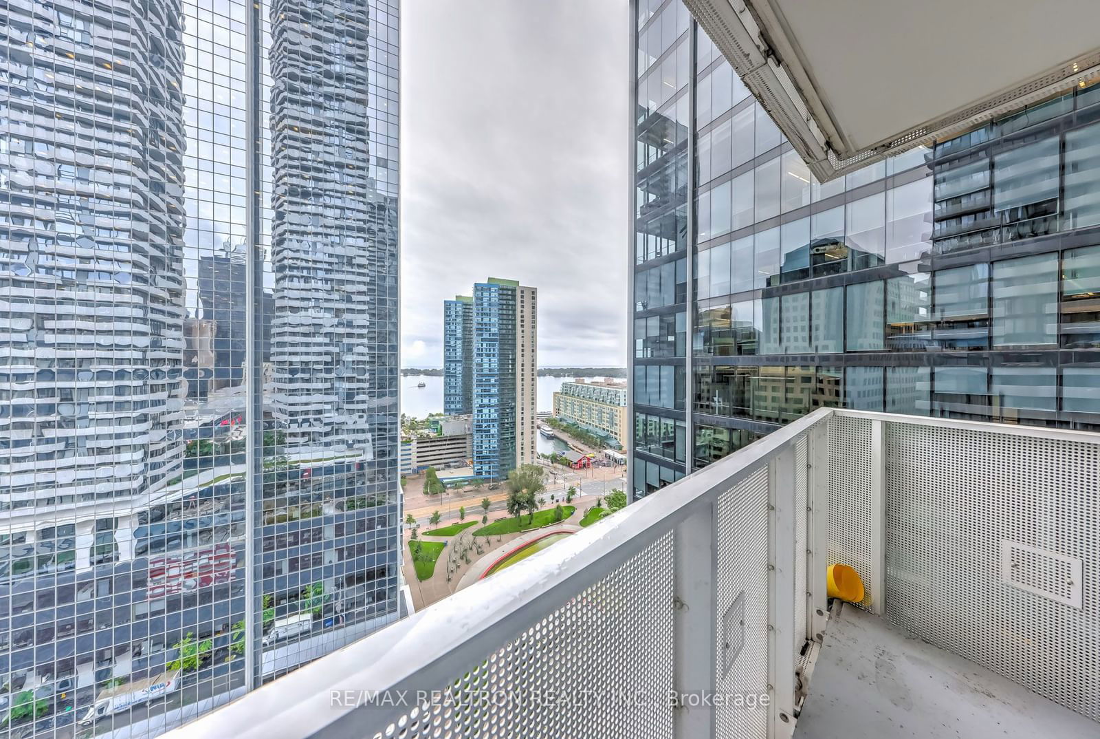 100 Harbour St, unit 2010 for sale - image #32