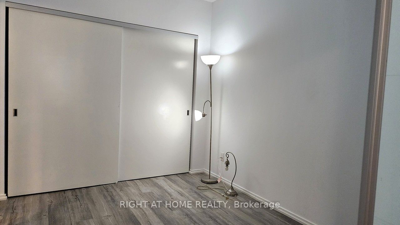 101 Charles St E, unit 520 for rent - image #35