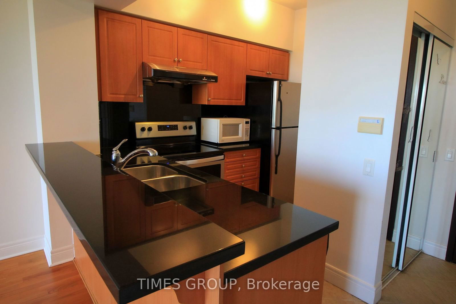 1 Clairtrell Rd, unit 808 for rent - image #4