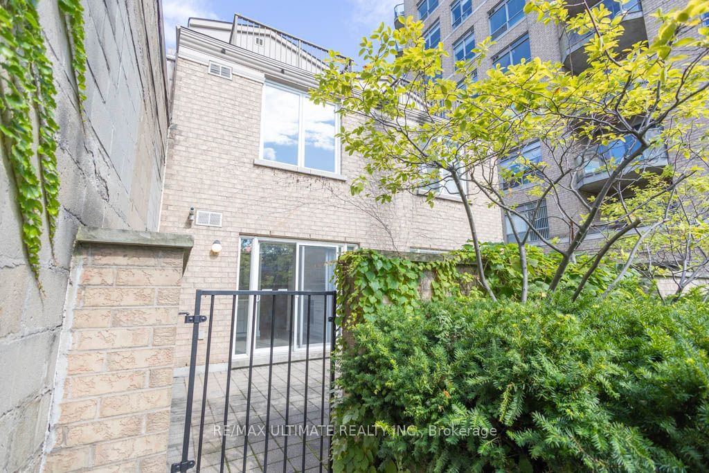 140 Bathurst St, unit TH10 for rent