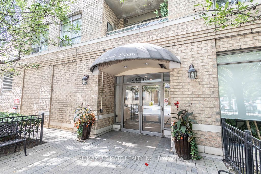 140 Bathurst St, unit TH10 for rent