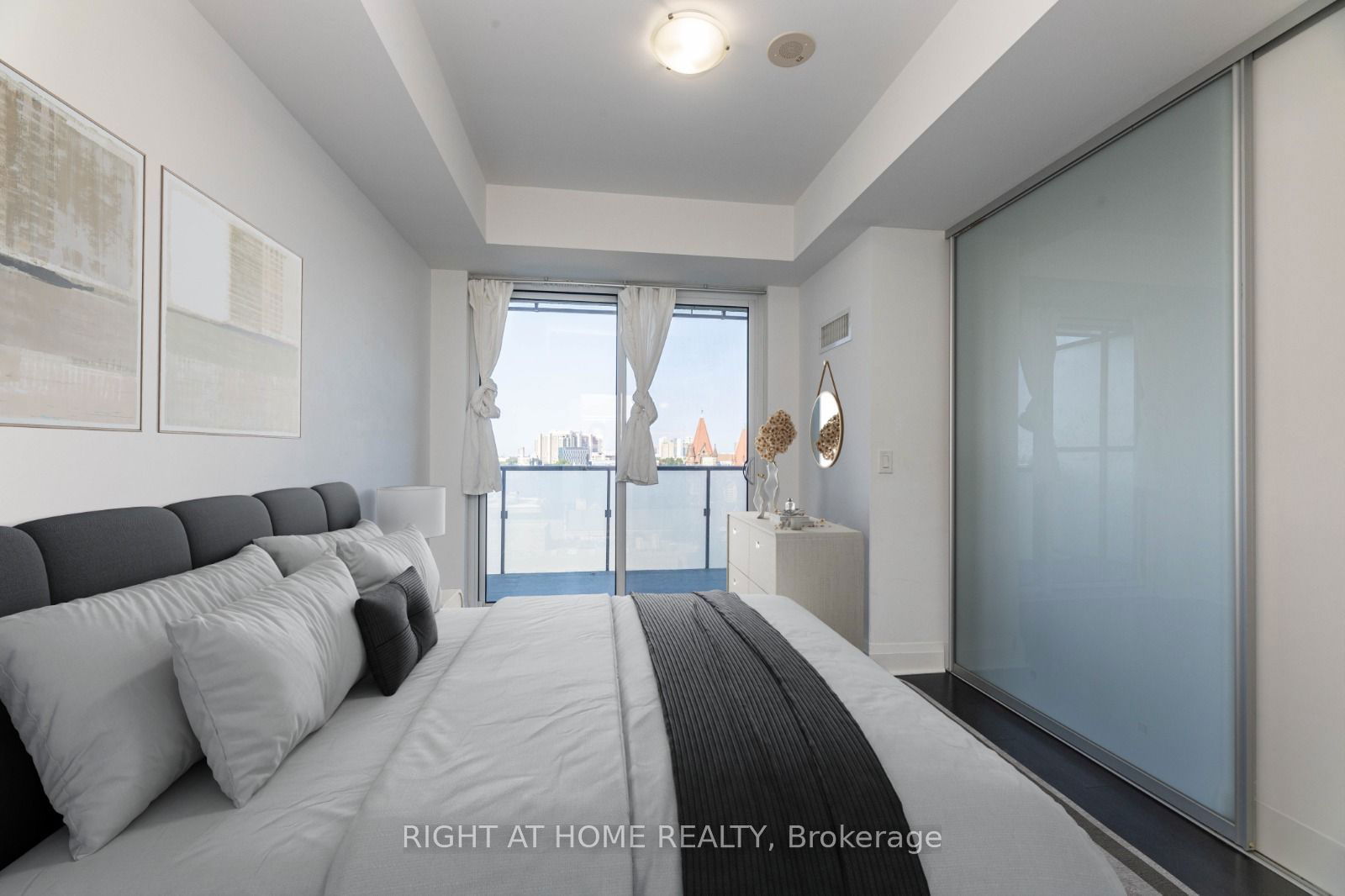 65 St Mary St, unit 807 for sale - image #37