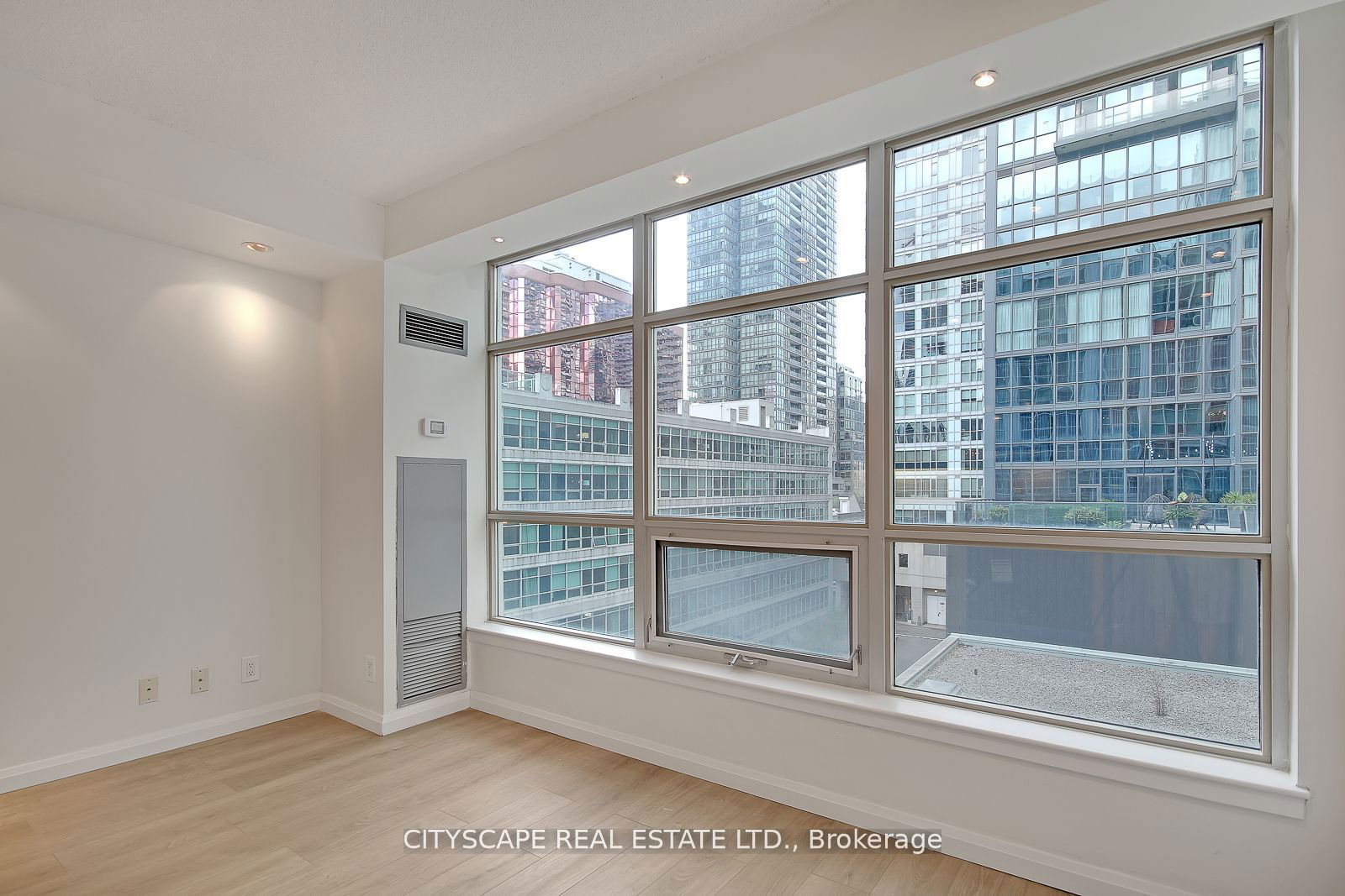 36 Blue Jays Way, unit 530 for rent - image #6