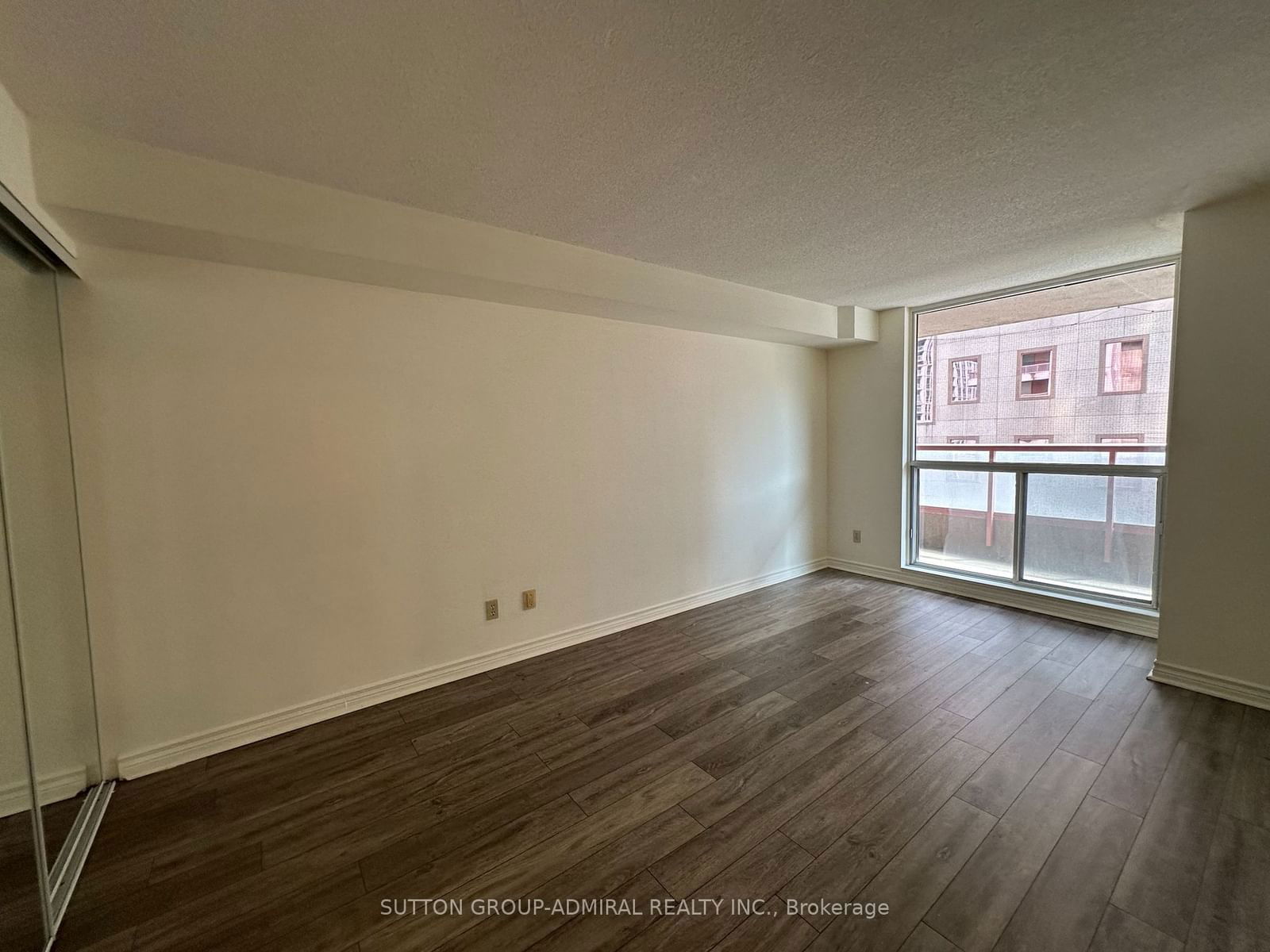 736 Bay St, unit 401 for rent