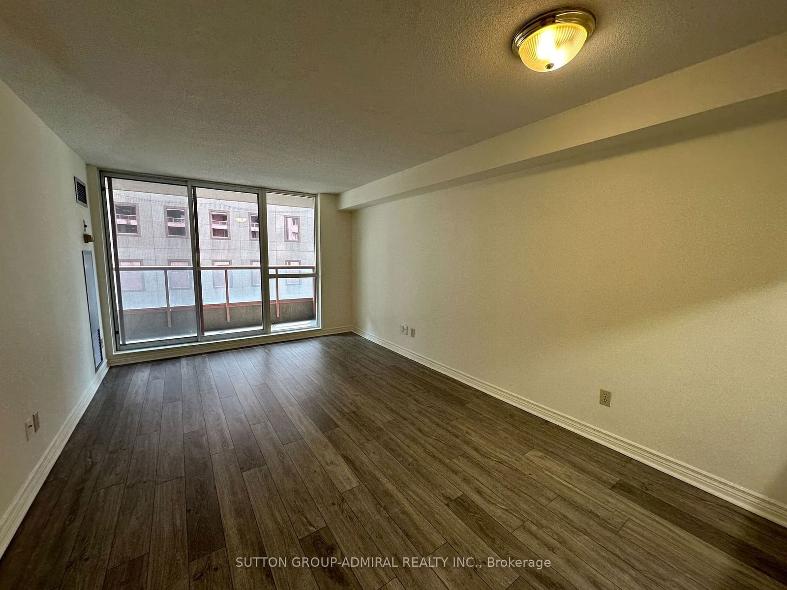 736 Bay St, unit 401 for rent