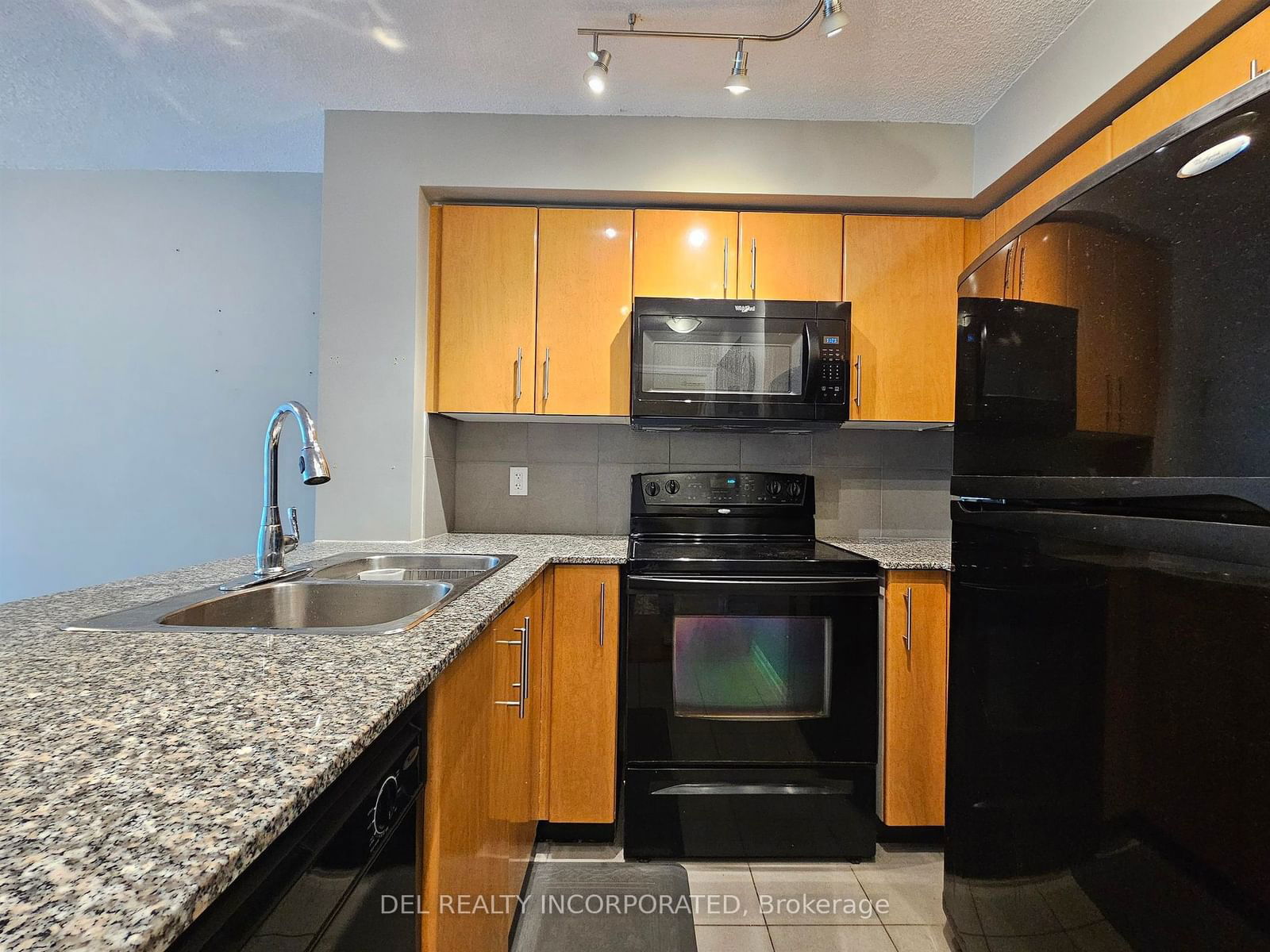 16 Yonge St, unit 1704 for rent - image #2