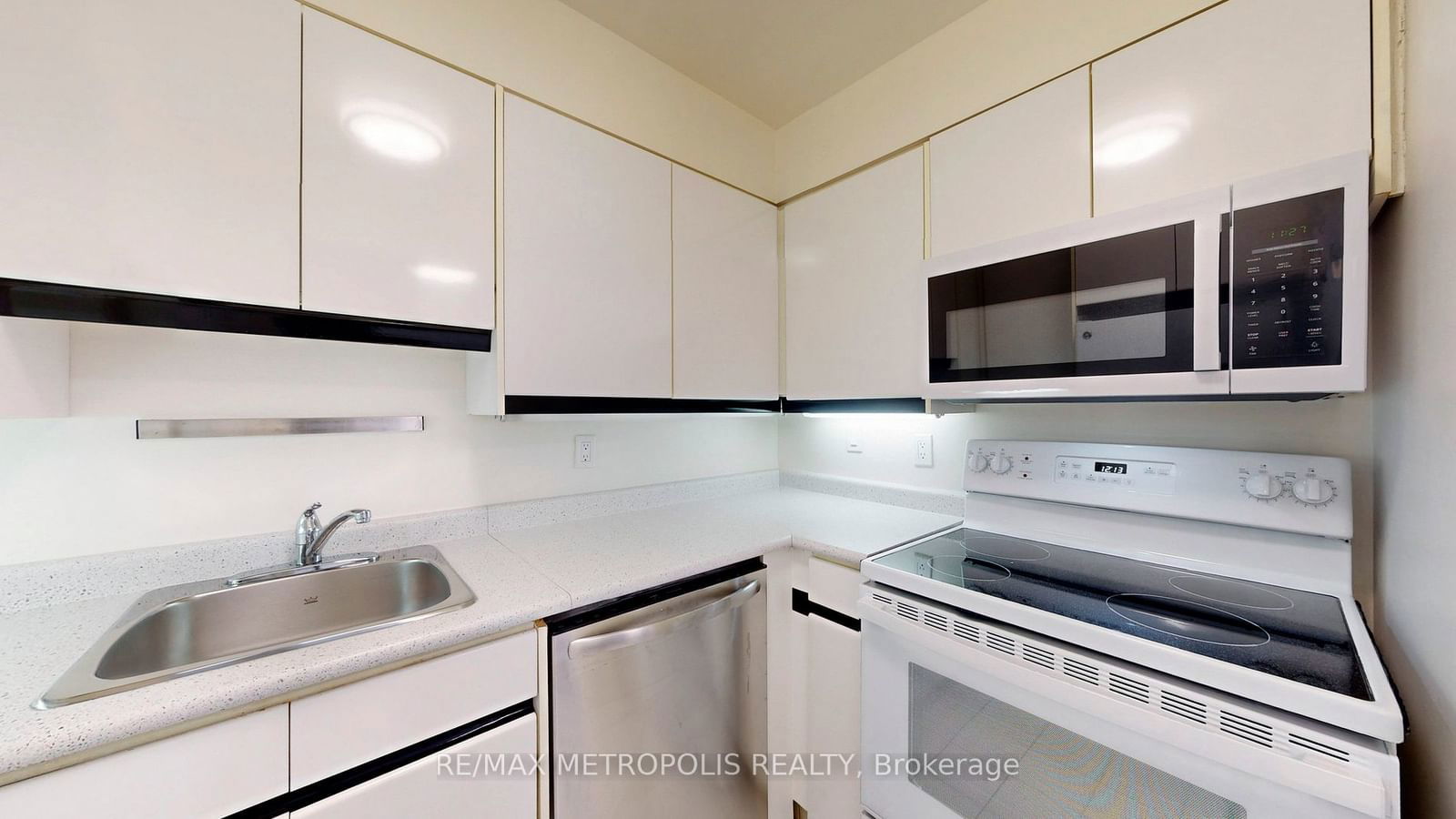 7 Carlton St, unit 1002 for rent