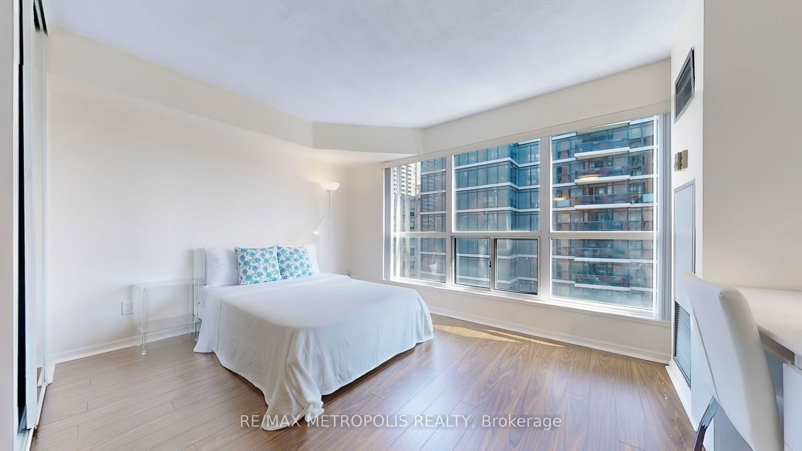 7 Carlton St, unit 1002 for rent