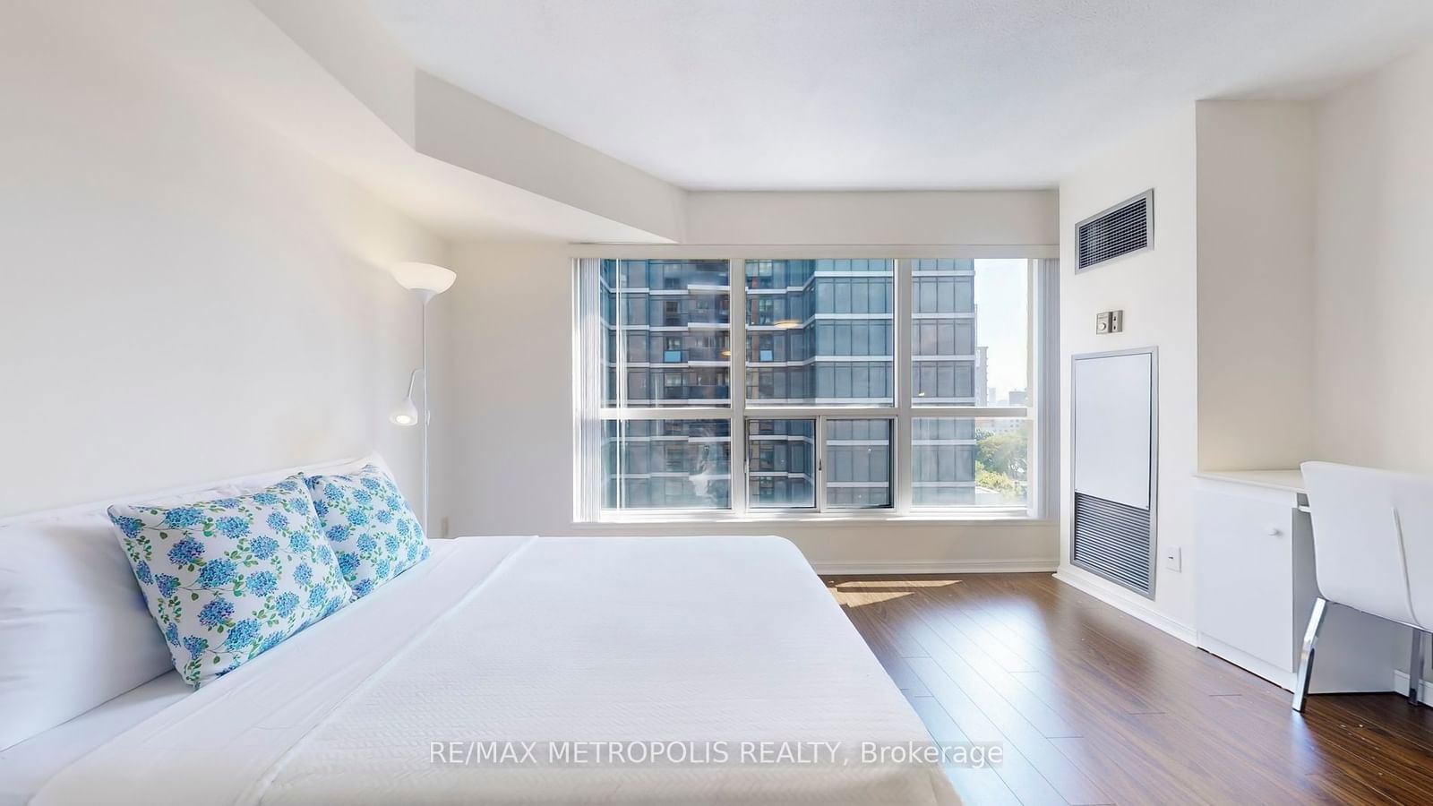 7 Carlton St, unit 1002 for rent