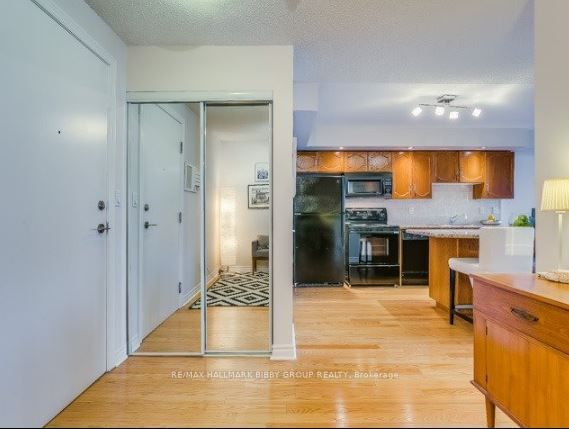 270 Wellington St W, unit 824 for rent - image #2